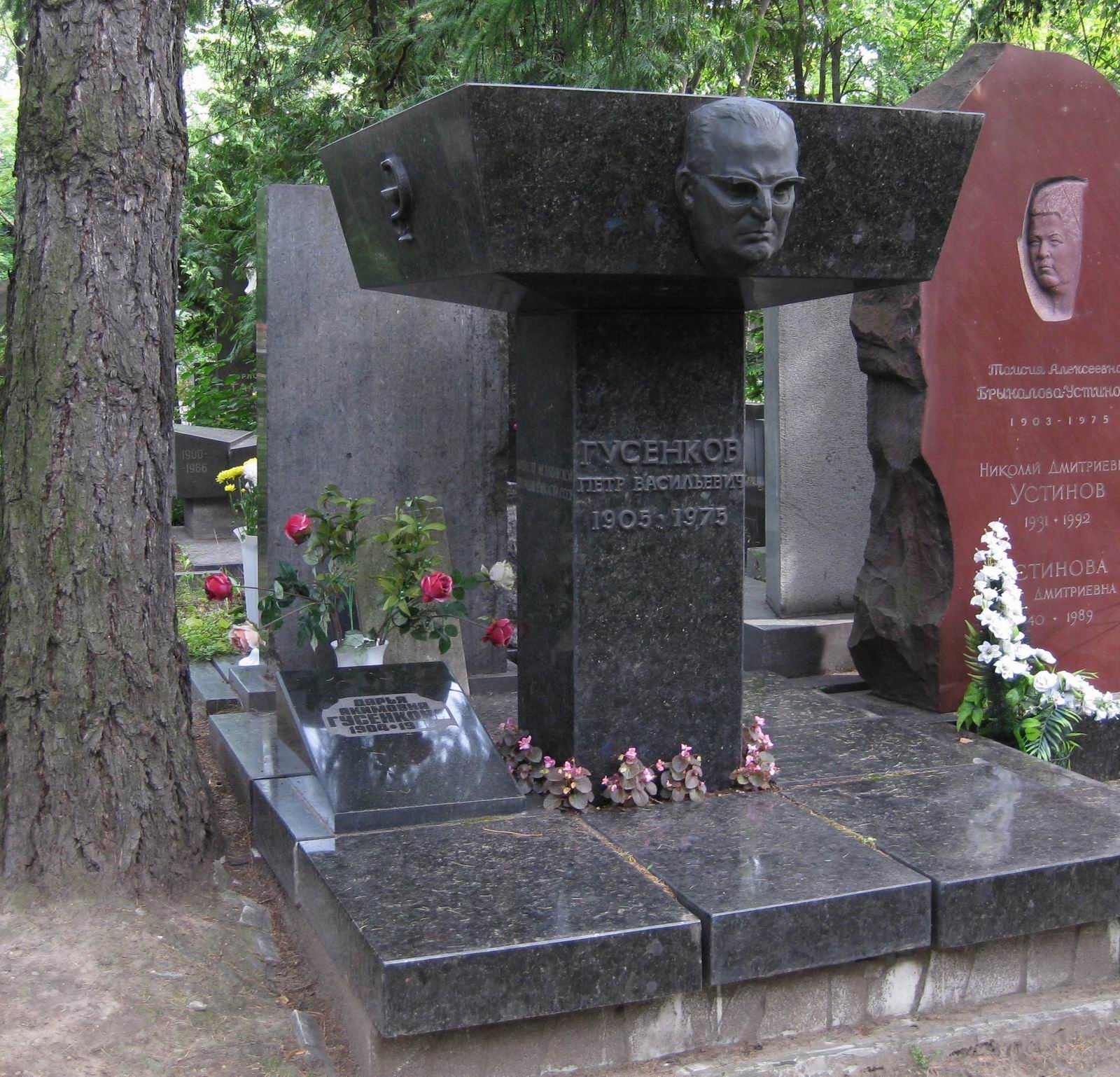 Памятник на могиле Гусенкова П.В. (1905-1975), ск. Г.Распопов, арх. Ю.Соколов, на Новодевичьем кладбище (6-28-8).