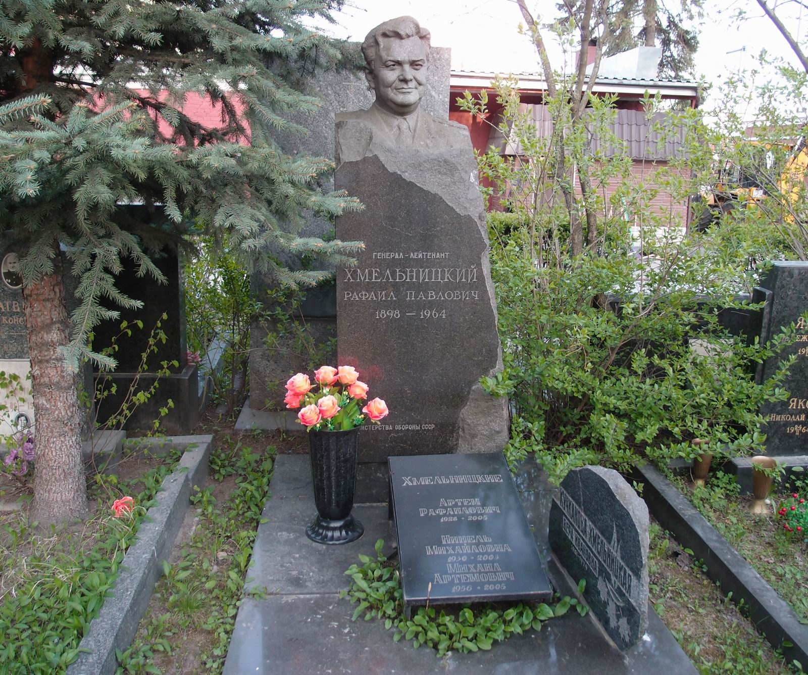 Памятник на могиле Хмельницкого Р.П. (1898-1964), ск. А.Елецкий, на Новодевичьем кладбище (6-2-5).