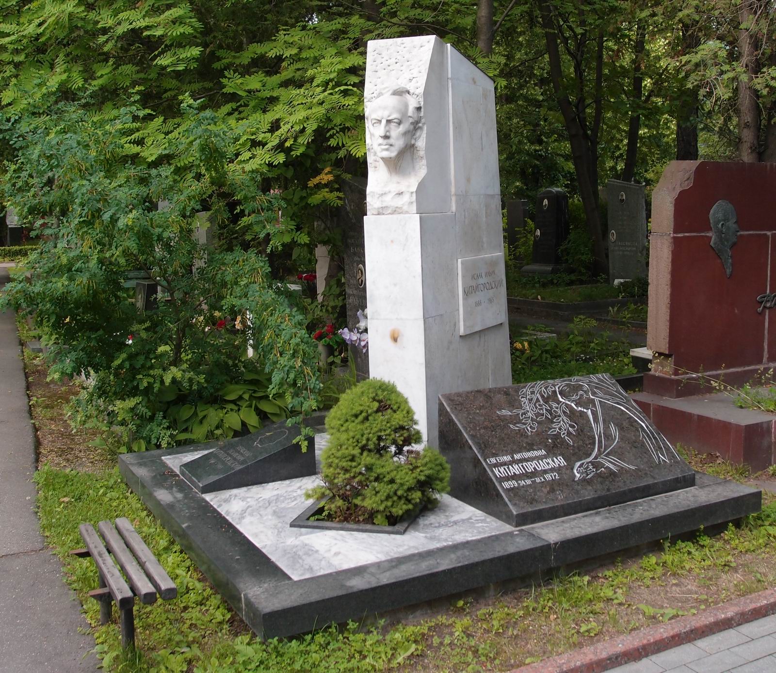 Памятник на могиле Китайгородского И.И. (1888-1965), ск. А.Посядо, арх. В.Карклин, на Новодевичьем кладбище (6-20-12).