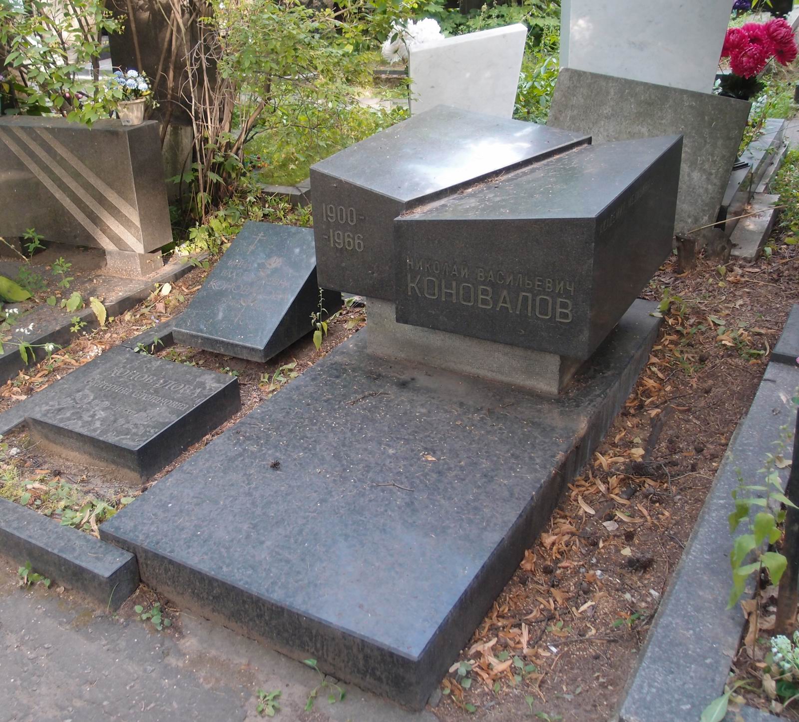 Памятник на могиле Коновалова Н.В. (1900–1966), на Новодевичьем кладбище (6–26–10).