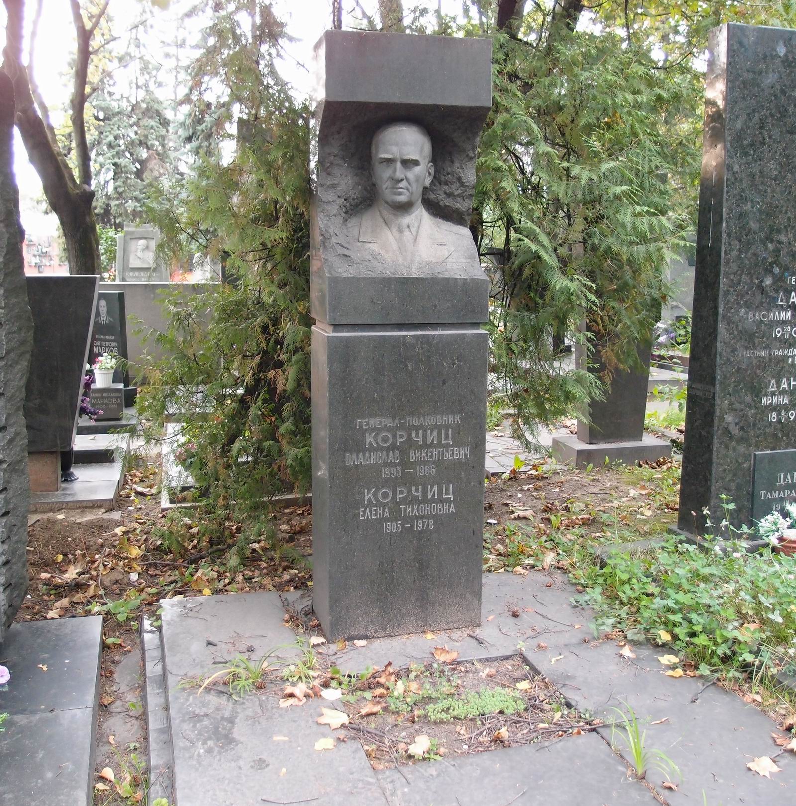 Памятник на могиле Корчица В.В. (1893–1966), на Новодевичьем кладбище (6–33–12).