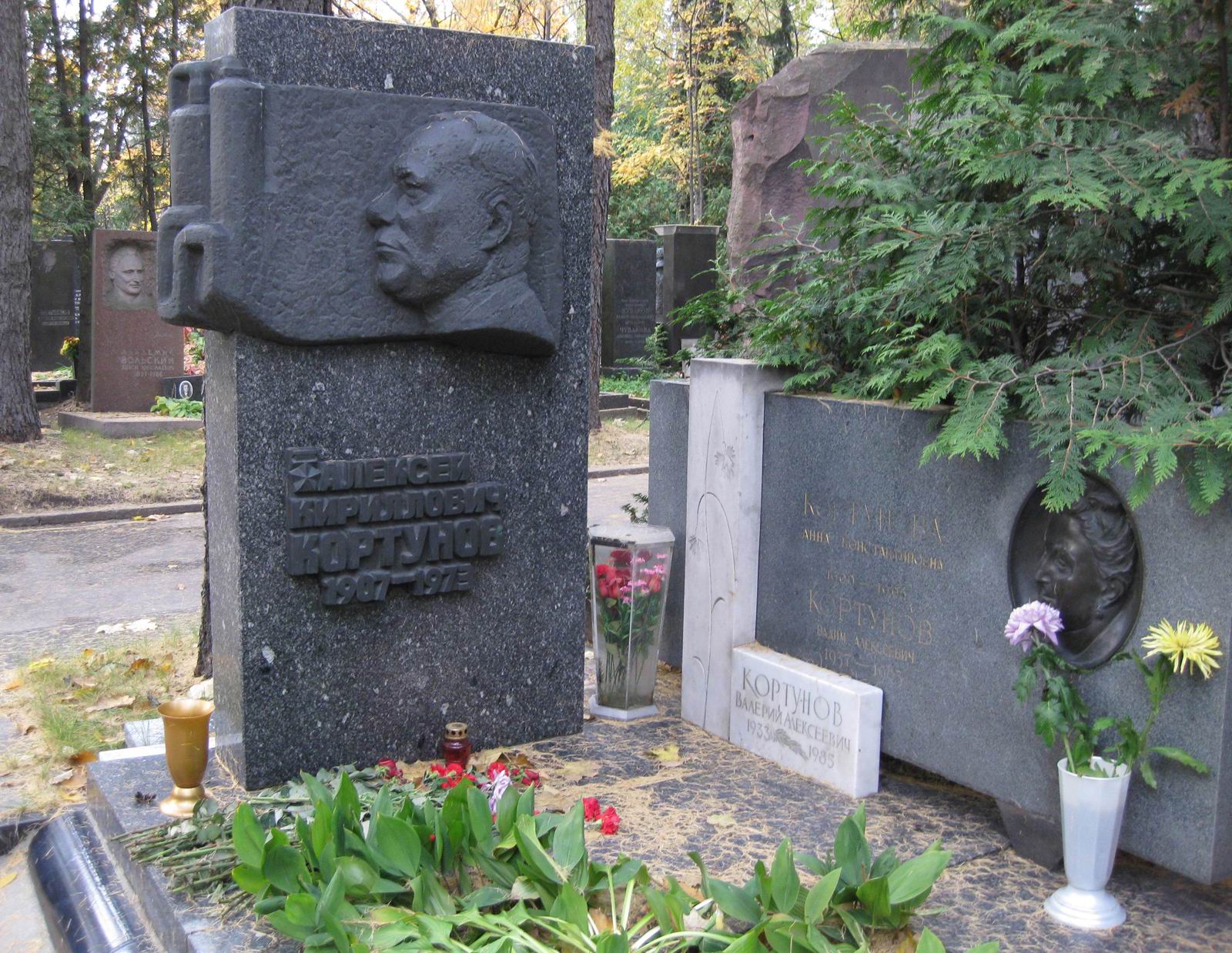 Памятник на могиле Кортунова А.К. (1907-1973), ск. О.Яновский, арх. Г.Сыромятников, на Новодевичьем кладбище (6-27-11).