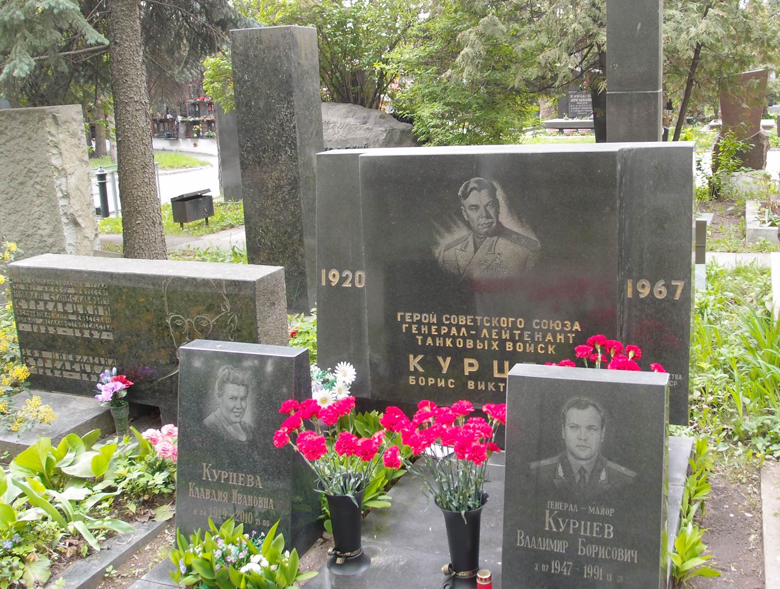 Памятник на могиле Курцева Б.В. (1920–1967), на Новодевичьем кладбище (6–37–8).