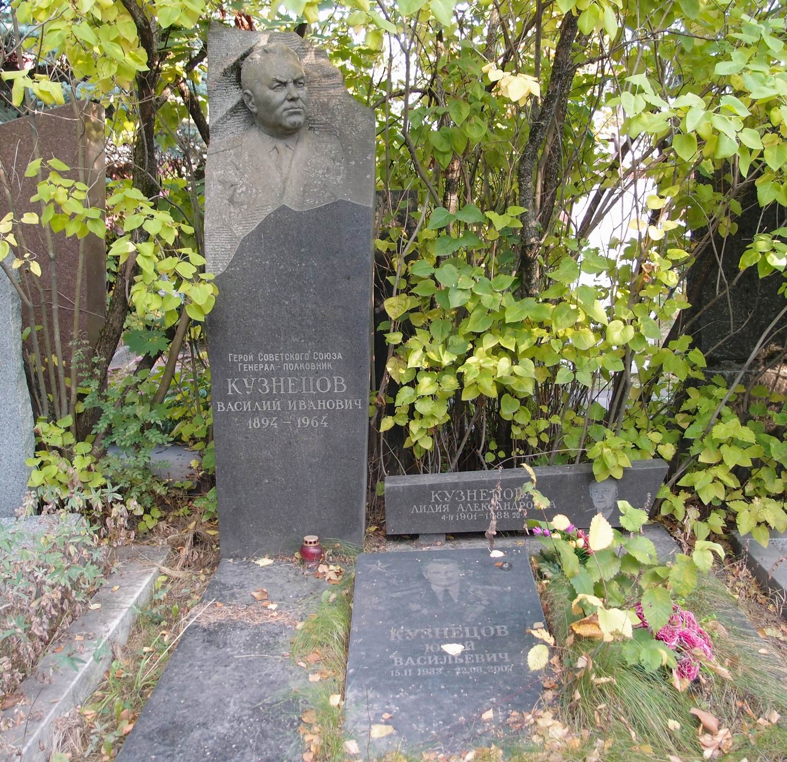 Памятник на могиле Кузнецова В.И. (1894–1964), ск. Г.Постников, на Новодевичьем кладбище (6–4–9).