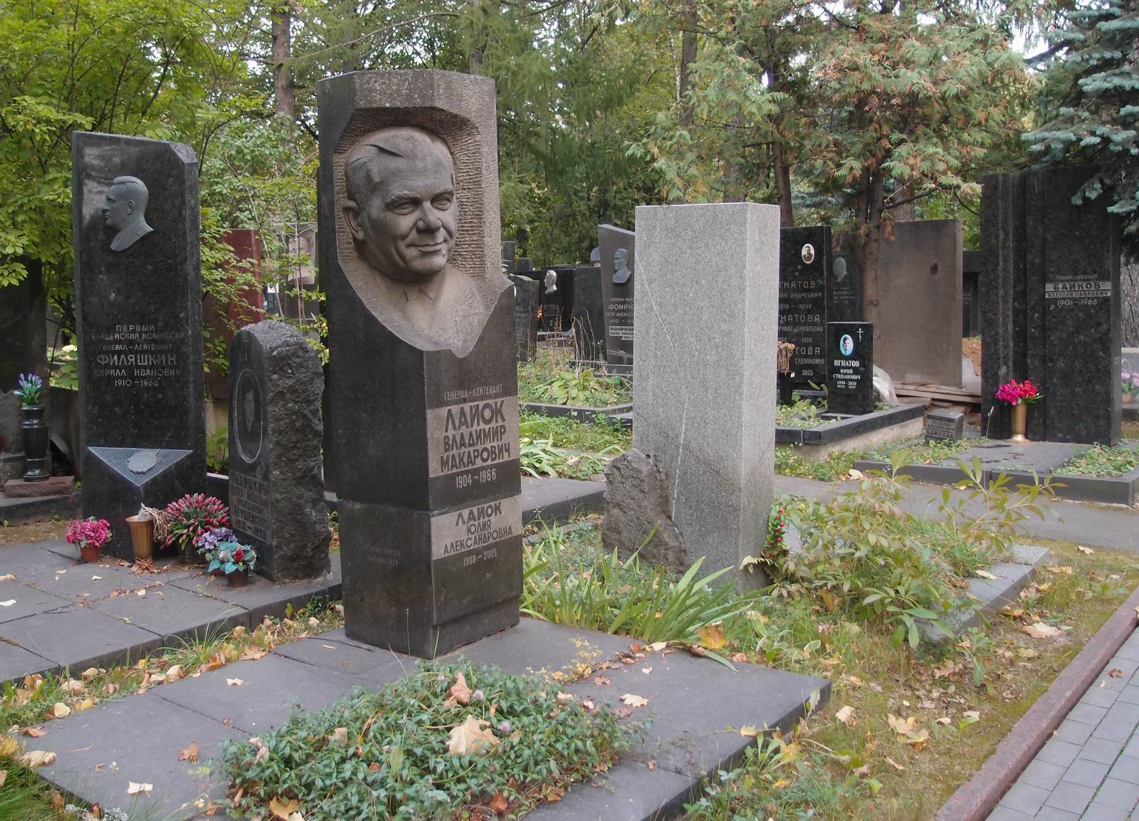 Памятник на могиле Лайока В.М. (1904–1966), ск. Г.Постников, на Новодевичьем кладбище (6–32–13).