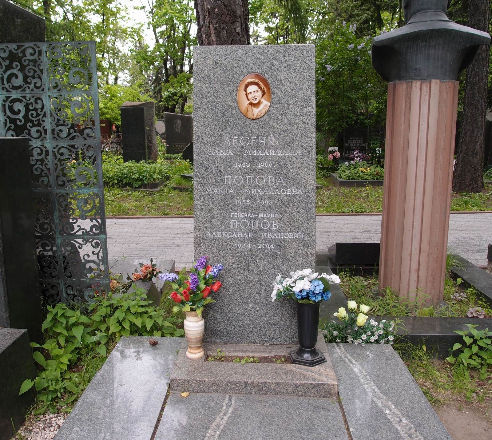 Памятник на могиле Лесечко О.М. (1940-1966), арх. С.Кулев, на Новодевичьем кладбище (6-27-6).