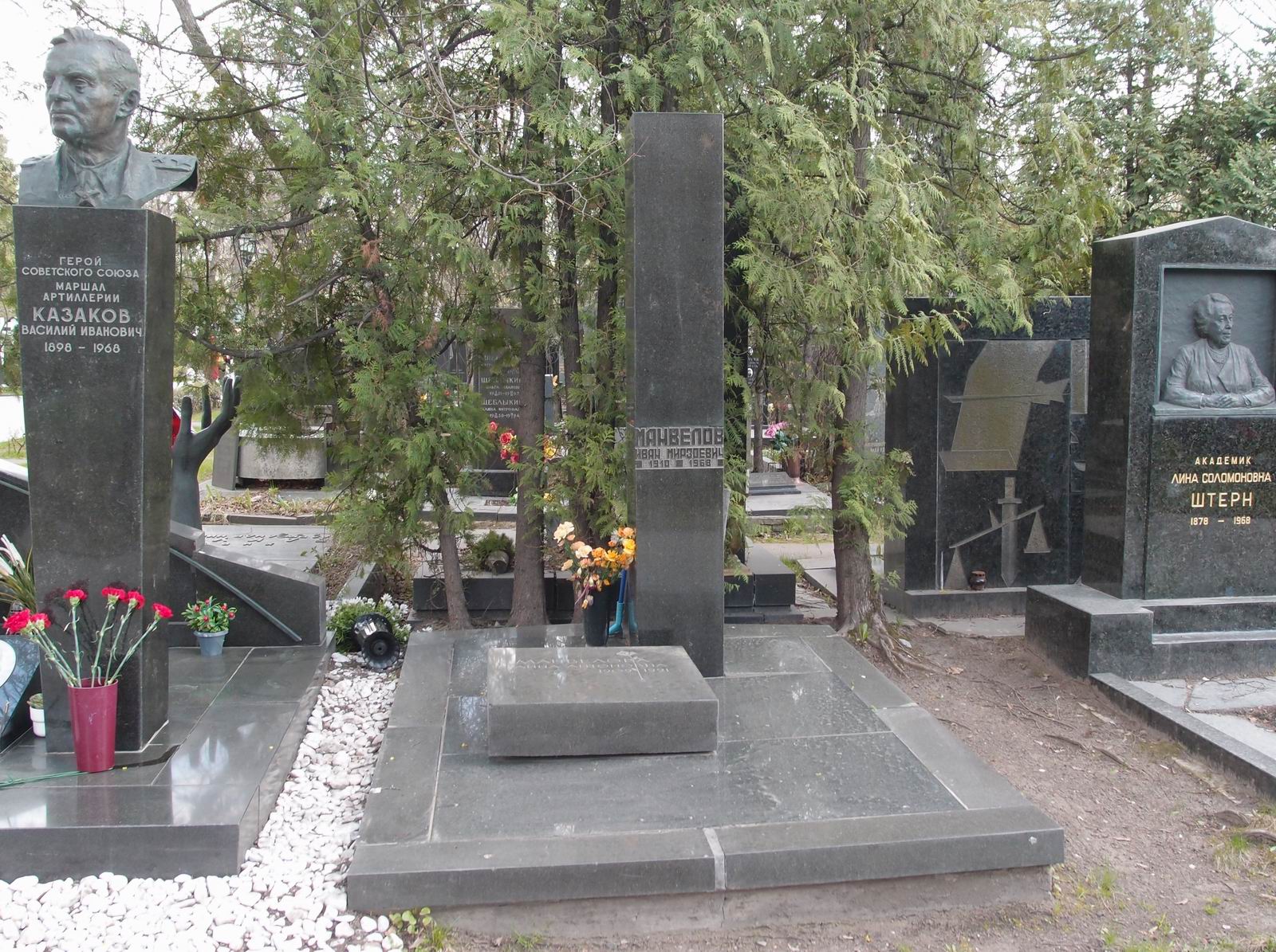 Памятник на могиле Манвелова И.М. (1910–1968), на Новодевичьем кладбище (6–36–2).