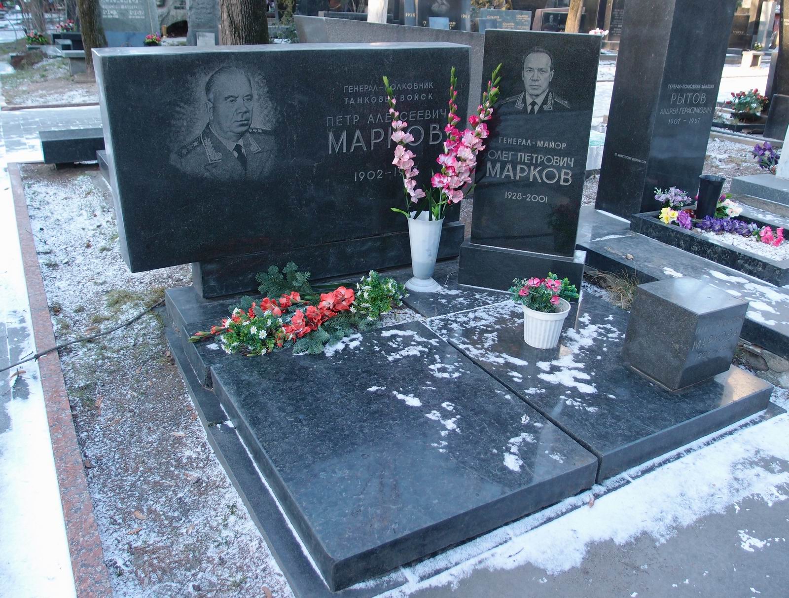 Памятник на могиле Маркова П.А. (1902-1967), на Новодевичьем кладбище (6-35-12).