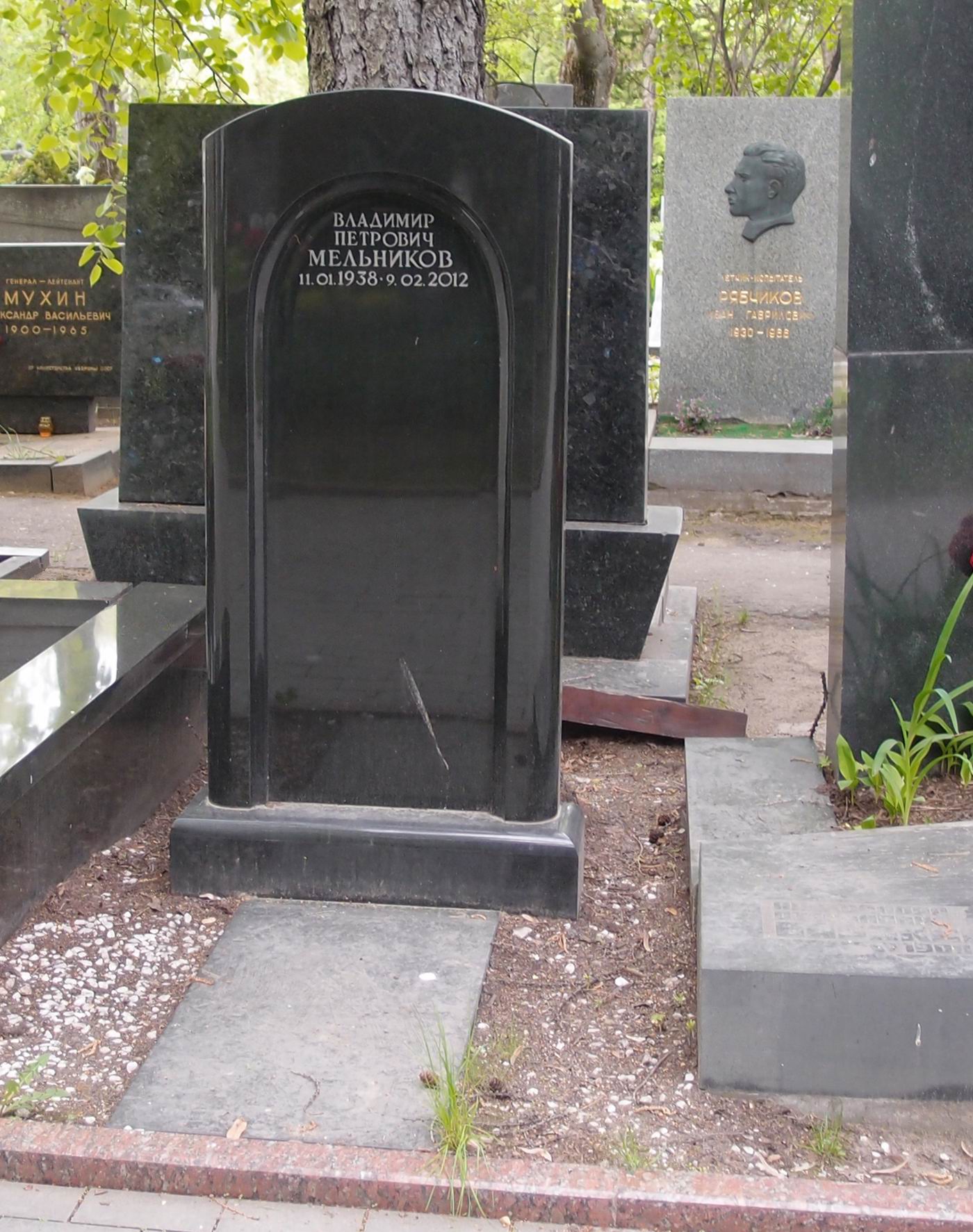 Памятник на могиле Мельникова В.П. (1938–2012), на Новодевичьем кладбище (6–28–1а).