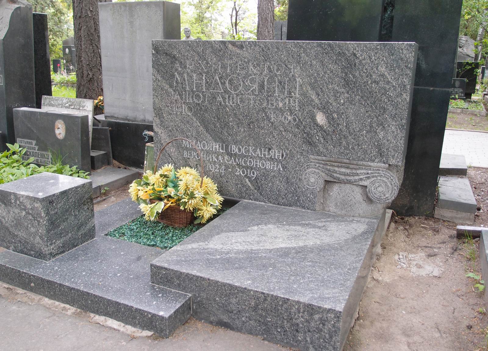 Памятник на могиле Мндоянца А.А. (1910–1966), арх. Ю.Попов, на Новодевичьем кладбище (6–27–3).