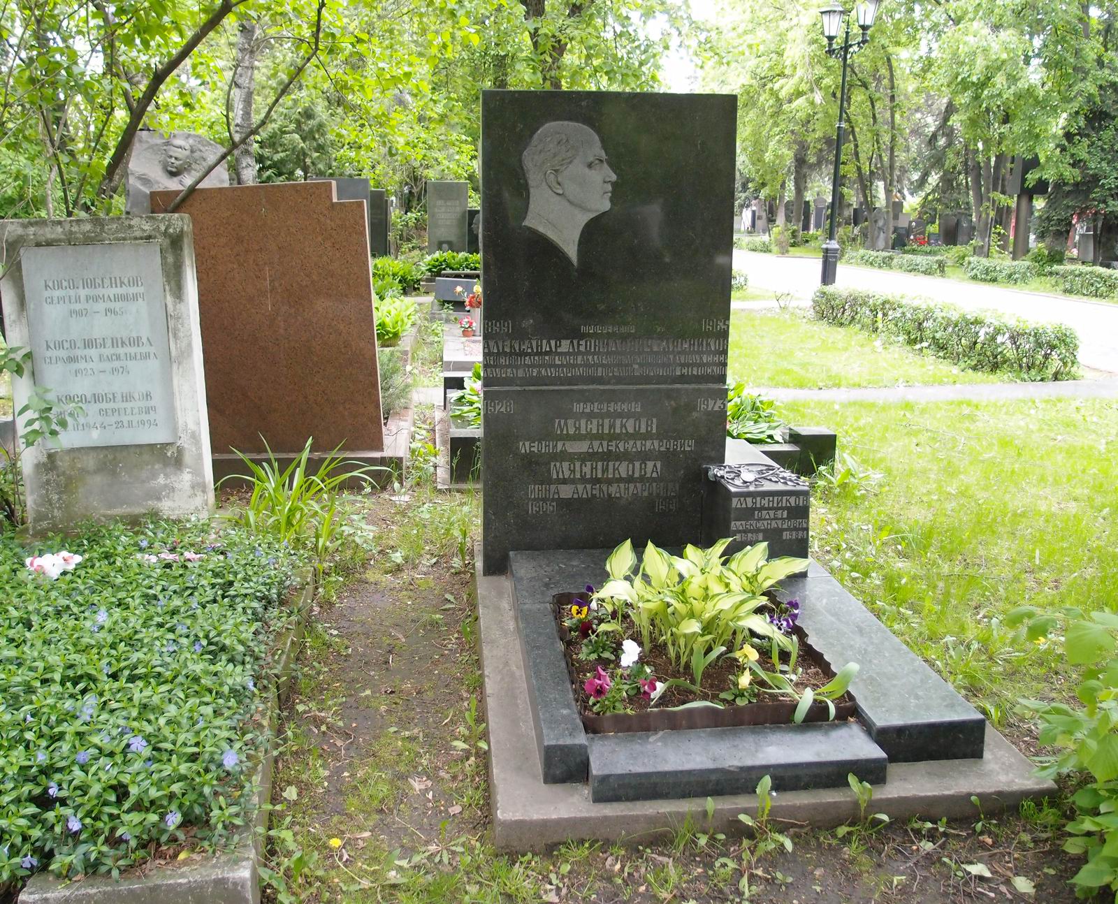 Памятник на могиле Мясникова А.Л. (1899–1965), ск. М.Оленин, арх. В.Калинин, на Новодевичьем кладбище (6–29–1).