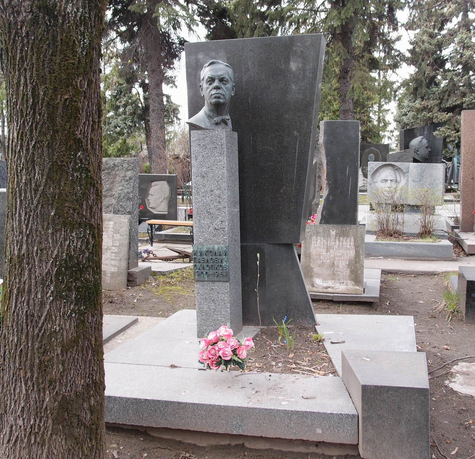 Памятник на могиле Охлопкова Н.П. (1900–1967), ск. А.Костромитин, арх. А.Заварзин, на Новодевичьем кладбище (6–37–2).