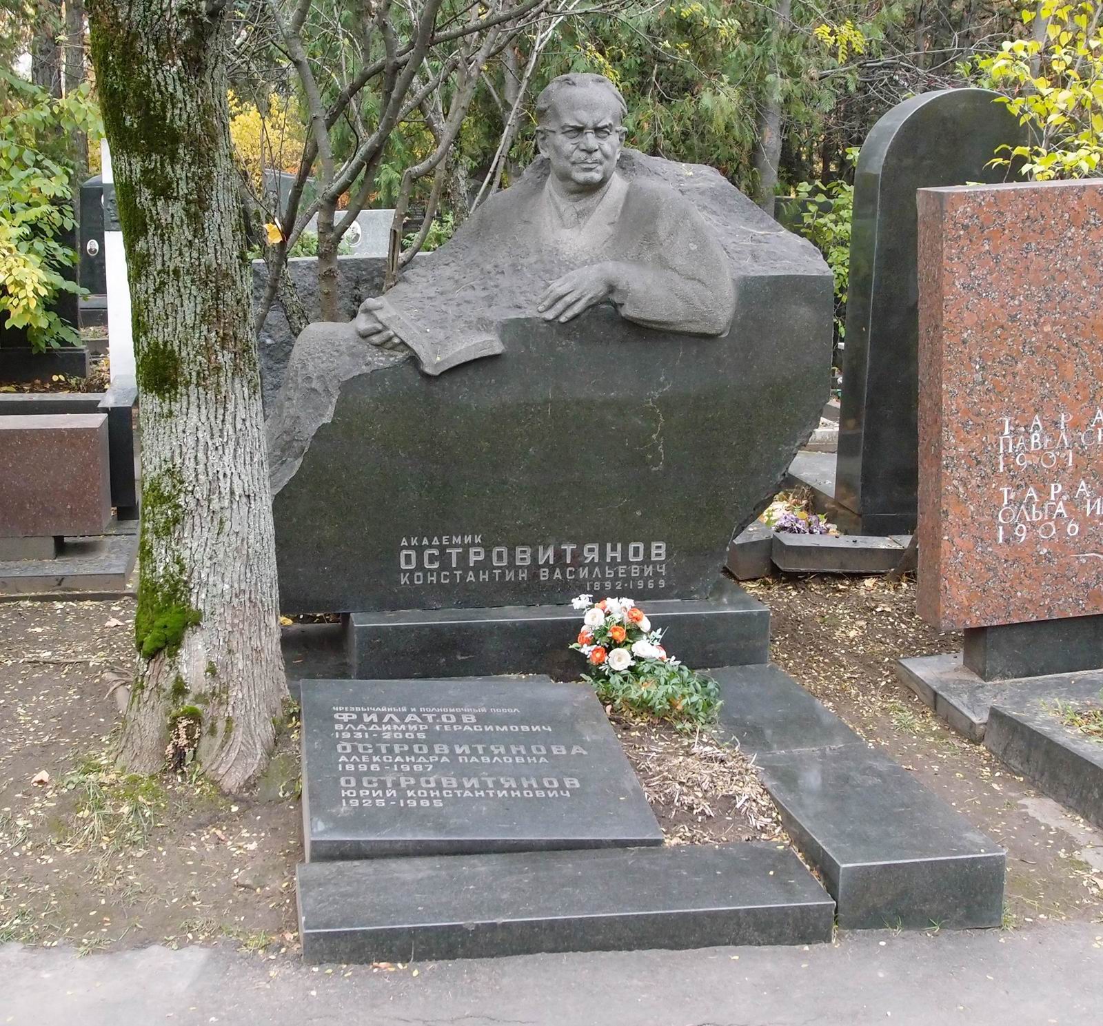 Памятник на могиле Островитянова К.В. (1892–1969), ск. З.Виленский, арх. М.Виленская, на Новодевичьем кладбище (6–22–8).