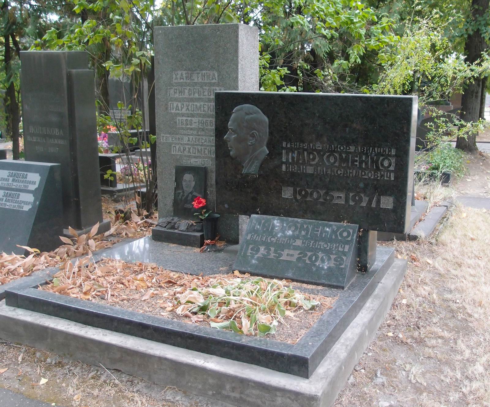 Памятник на могиле Пархоменко Х.Г. (1888–1966), на Новодевичьем кладбище (6–33–1).