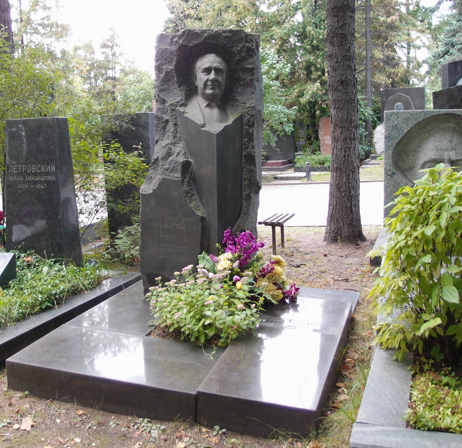 Памятник на могиле Плаксинa И.Н. (1900-1967), ск. А.Елецкий, на Новодевичьем кладбище (6-39-3). Нажмите левую кнопку мыши чтобы увидеть фрагмент памятника.