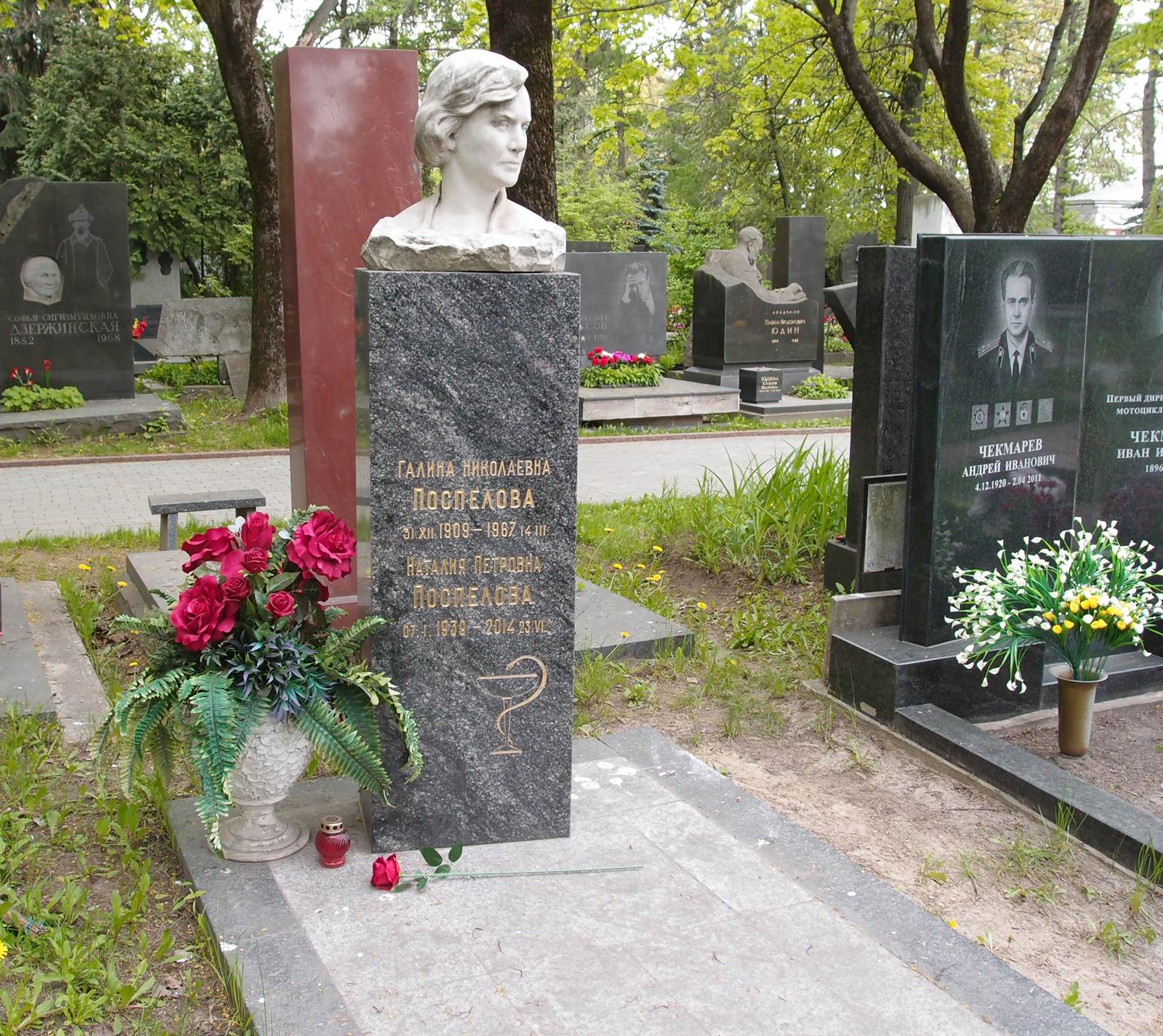 Памятник на могиле Поспеловой Г.Н. (1909–1967), ск. П.Шапиро, на Новодевичьем кладбище (6–38–4).