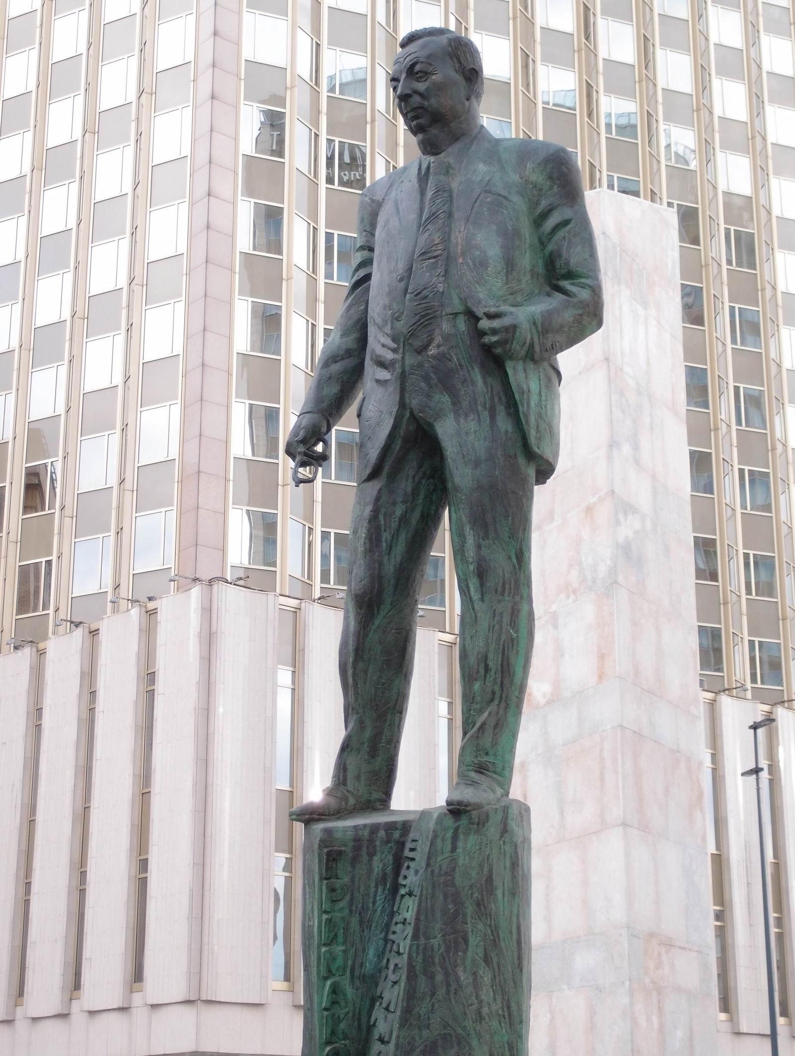 Памятник Примаковe Е.М. (1929–2015), ск. Г.В.Франгулян, на Смоленской-Сенной площади, открыт 29.10.2019.