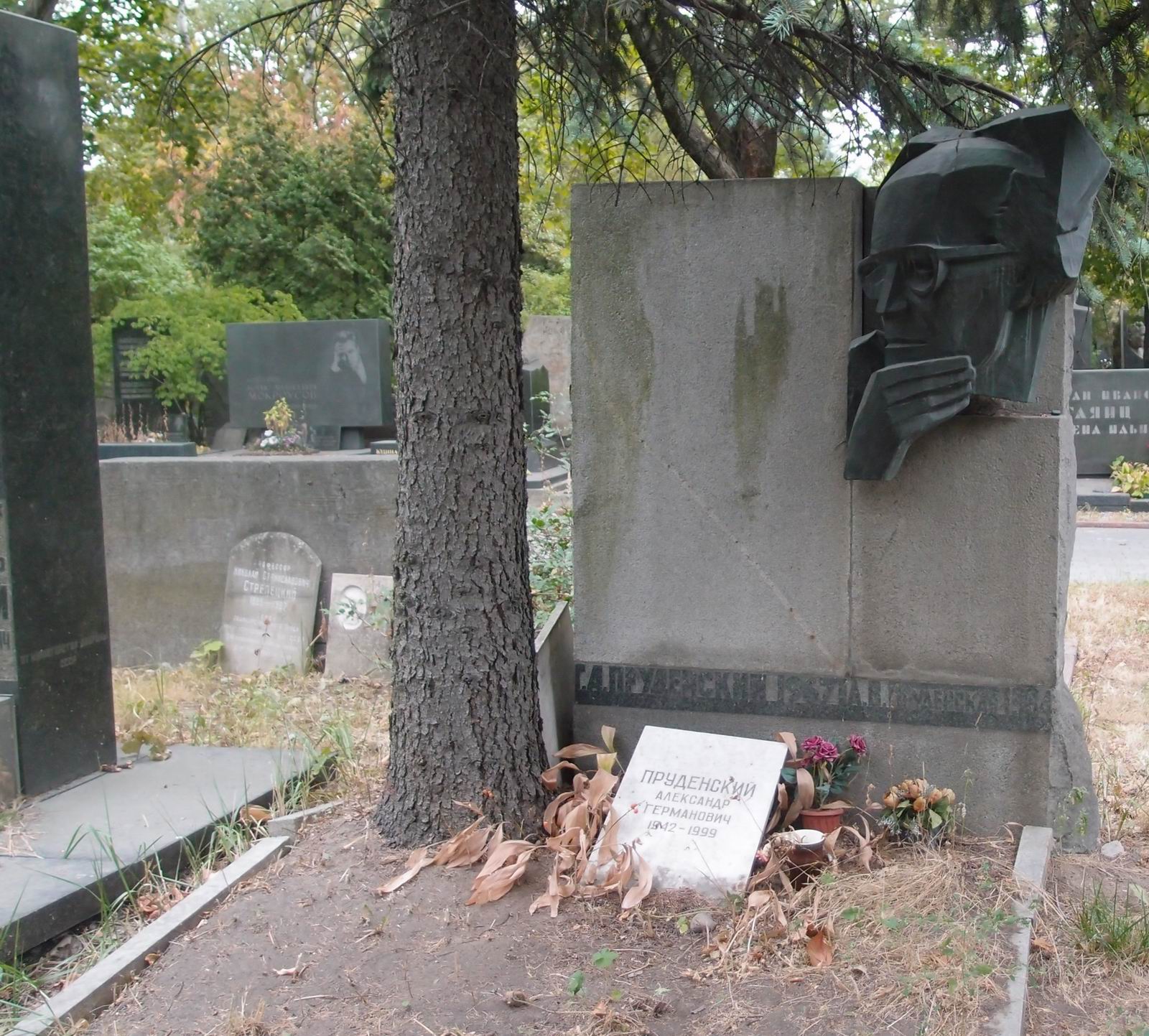 Памятник на могиле Пруденского Г.А. (1904–1967), на Новодевичьем кладбище (6–38–10).