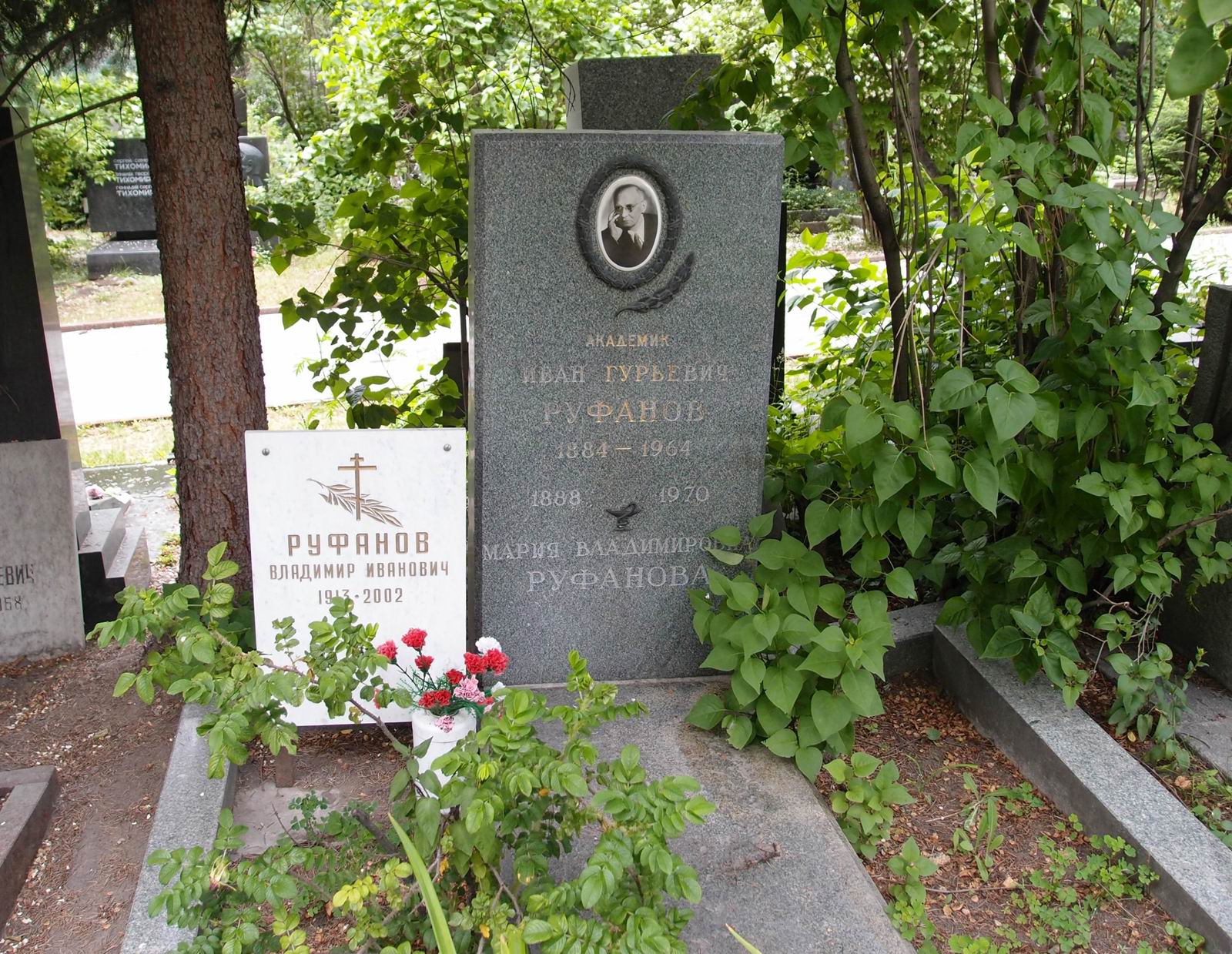 Памятник на могиле Руфанова И.Г. (1884–1964), на Новодевичьем кладбище (6–7–10).
