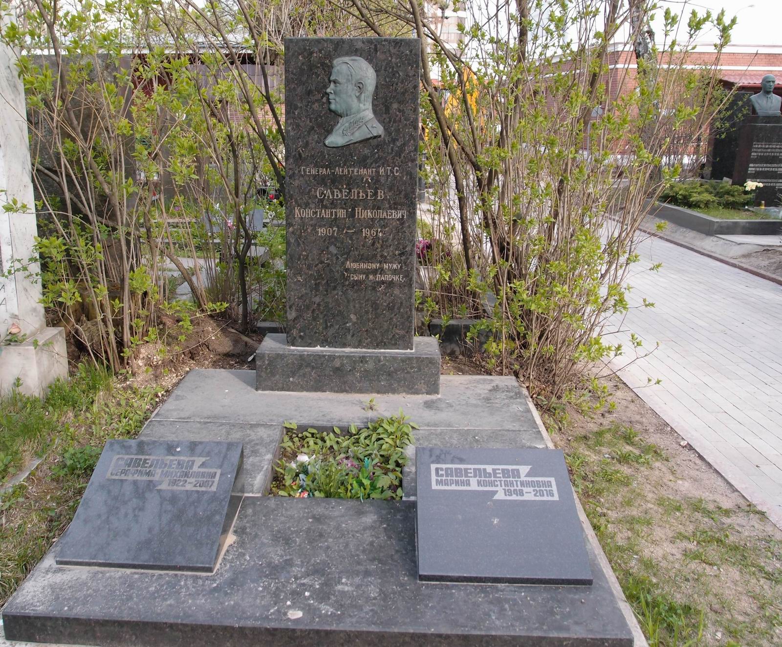 Памятник на могиле Савельева К.Н. (1907-1964), на Новодевичьем кладбище (6-4-12).