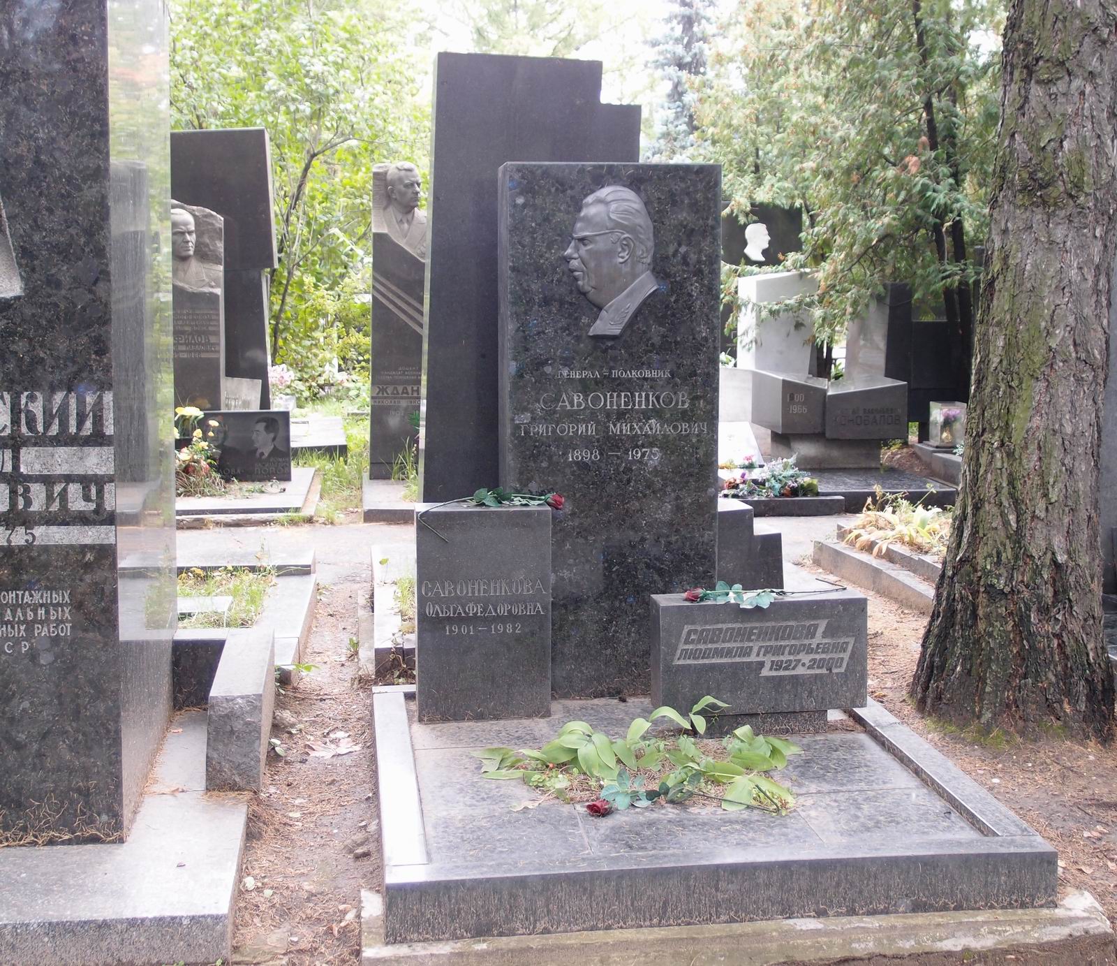 Памятник на могиле Савоненкова Г.М. (1898–1975), на Новодевичьем кладбище (6–28–7).