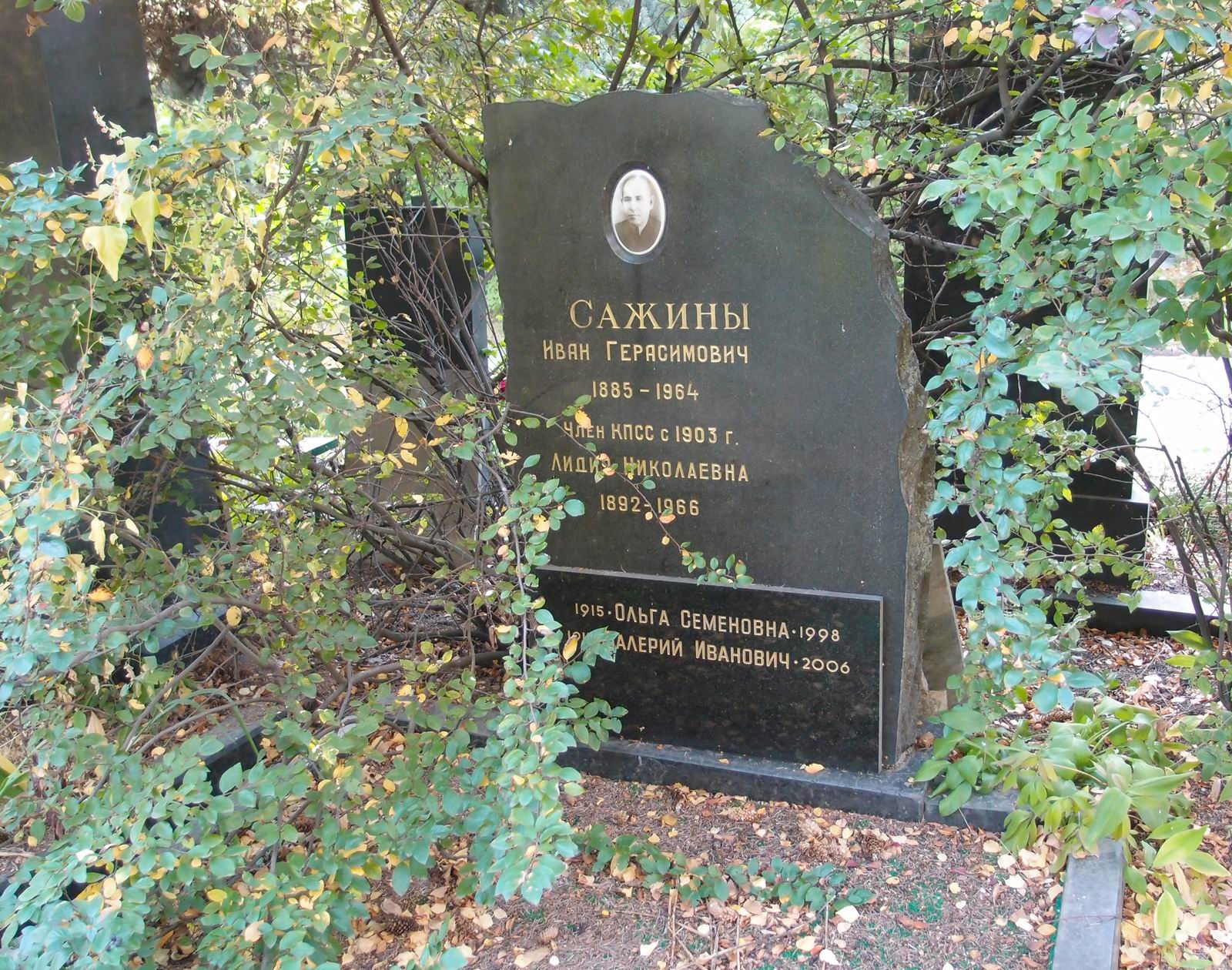 Памятник на могиле Сажина И.Г. (1885–1964), на Новодевичьем кладбище (6–7–5).