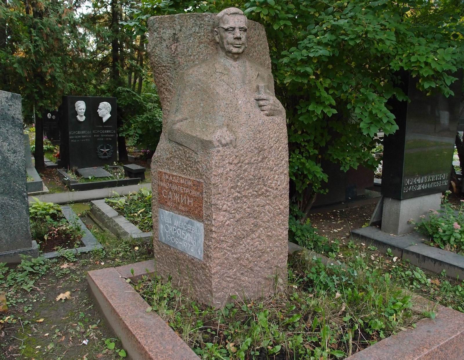 Памятник на могиле Сажина Н.П. (1897-1969), на Новодевичьем кладбище (6-22-6).