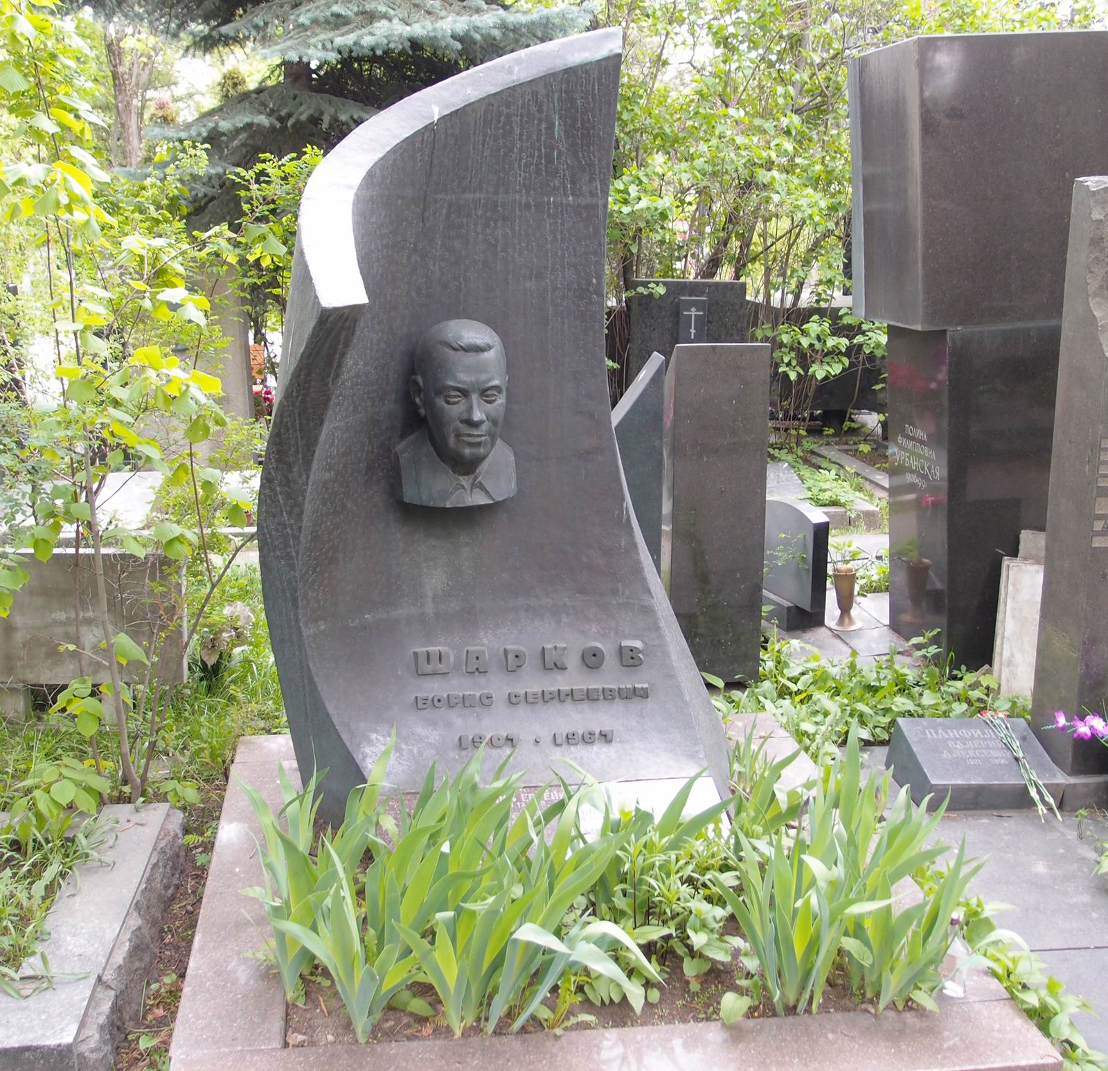 Памятник на могиле Шаркова Б.С. (1907–1967), ск. О.Шарков, арх. С.Белов, на Новодевичьем кладбище (6–26–7).