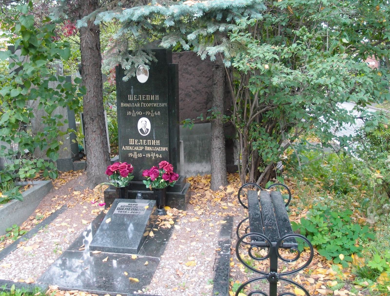 Памятник на могиле Шелепина А.Н. (1918–1994), на Новодевичьем кладбище (6–8–10).
