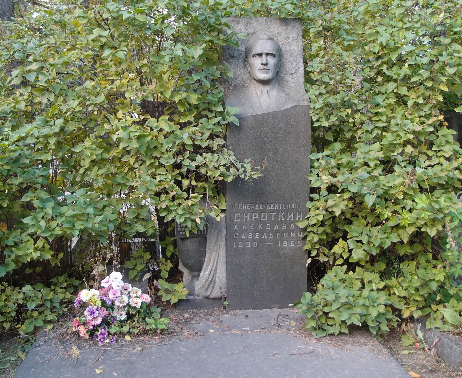 Памятник на могиле Сироткина А.С. (1890-1965), ск. Н.Саркисов, на Новодевичьем кладбище (6-15-11).