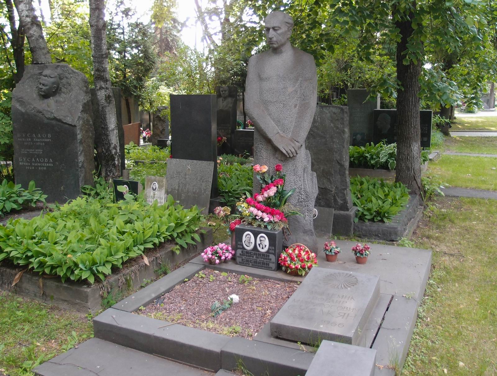 Памятник на могиле Сисакяна Н.М. (1907-1966), ск. Р.Мурадян, арх. Р.Бегунц, на Новодевичьем кладбище (6-31-1).