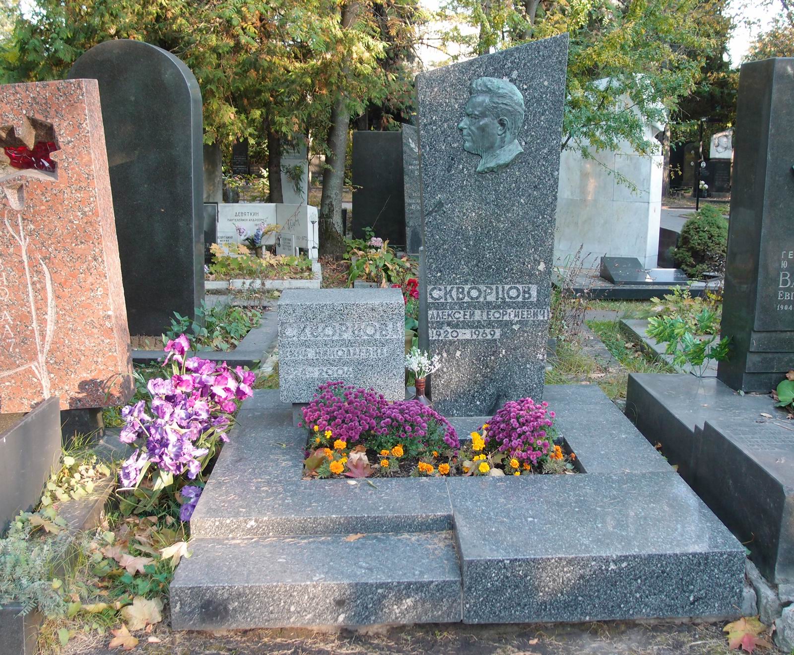 Памятник на могиле Скворцова А.Г. (1920–1969), ск. П.Шапиро, на Новодевичьем кладбище (6–22–10).