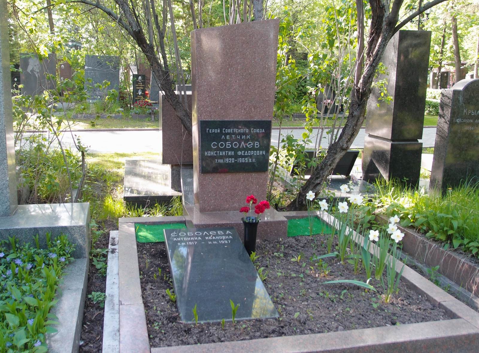 Памятник на могиле Соболева К.Ф. (1920-1965), на Новодевичьем кладбище (6-15-4).