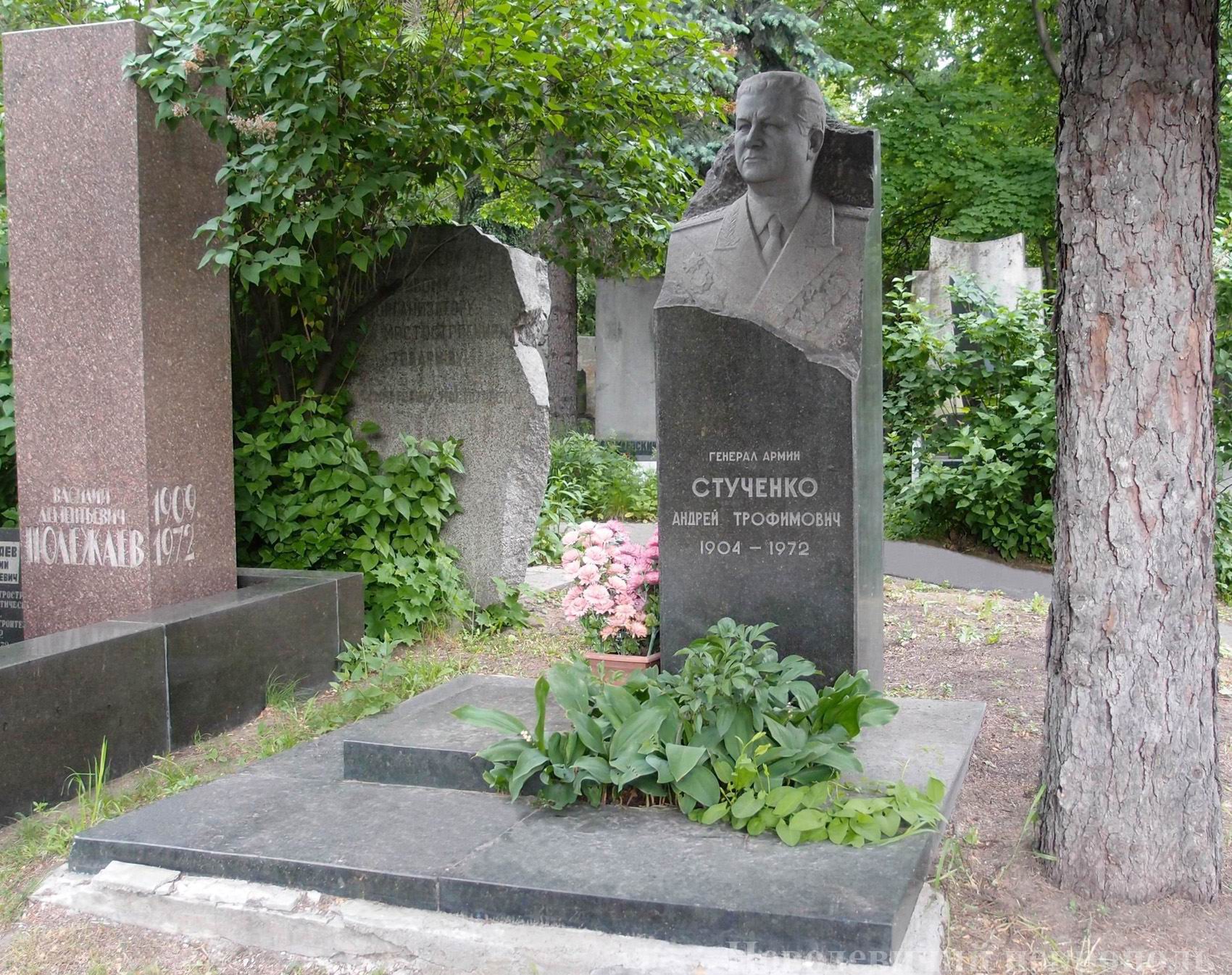 Памятник на могиле Стученко А.Т. (1904–1972), на Новодевичьем кладбище (6–40–10). Нажмите левую кнопку мыши, чтобы увидеть фрагмент памятника.
