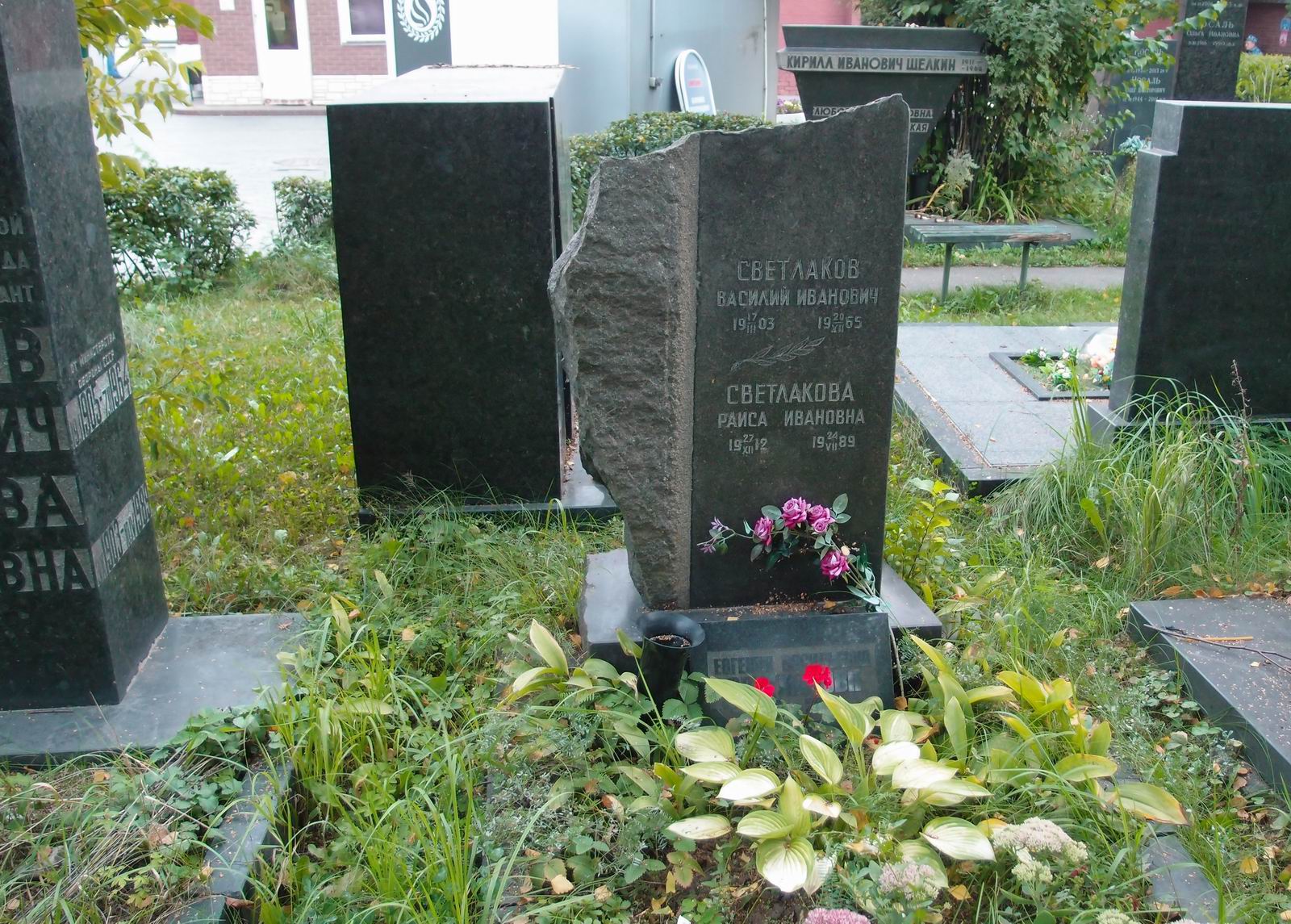 Памятник на могиле Светлакова В.И. (1903–1965), на Новодевичьем кладбище (6–4–3).