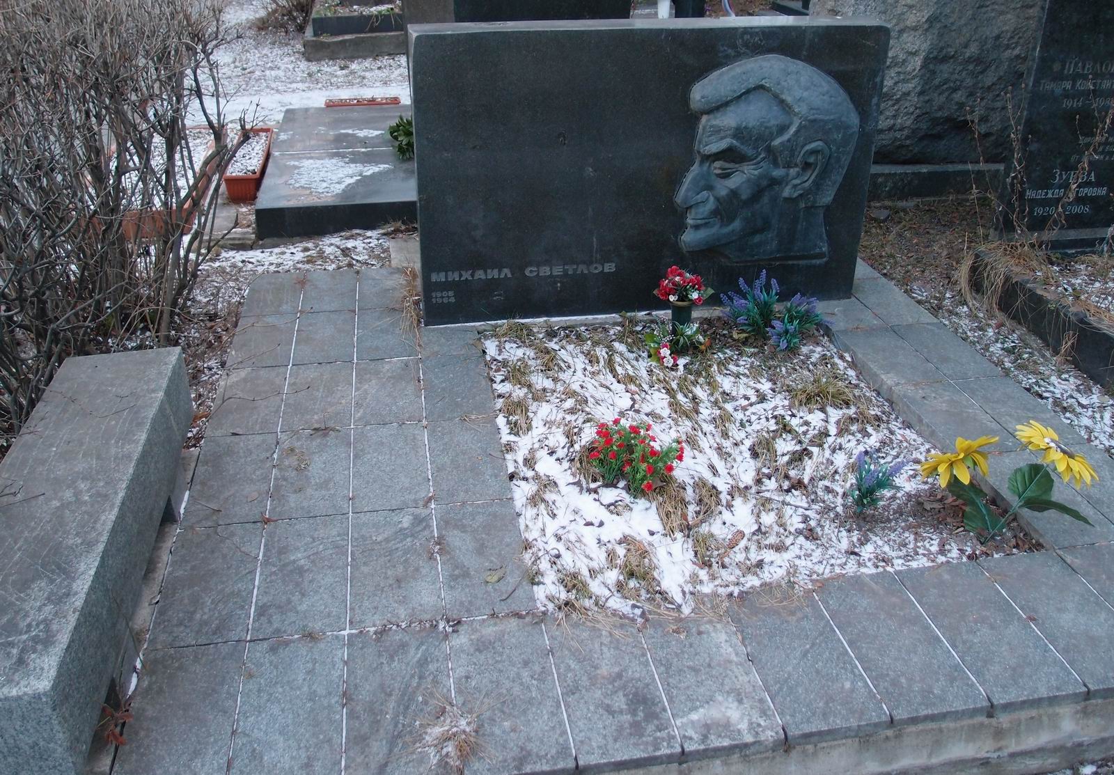Памятник на могиле Светлова М.А. (1903–1964), ск. Э.Неизвестный, на Новодевичьем кладбище (6–11–12).