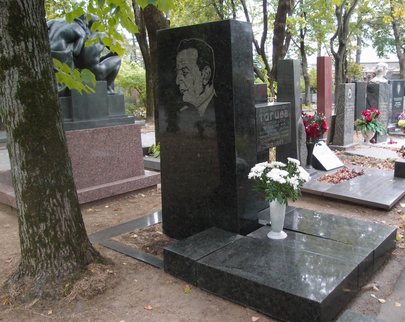 Памятник на могиле Тагиева Э.И. (1912–1967), ск. А.Костромитин, на Новодевичьем кладбище (6–38–1).