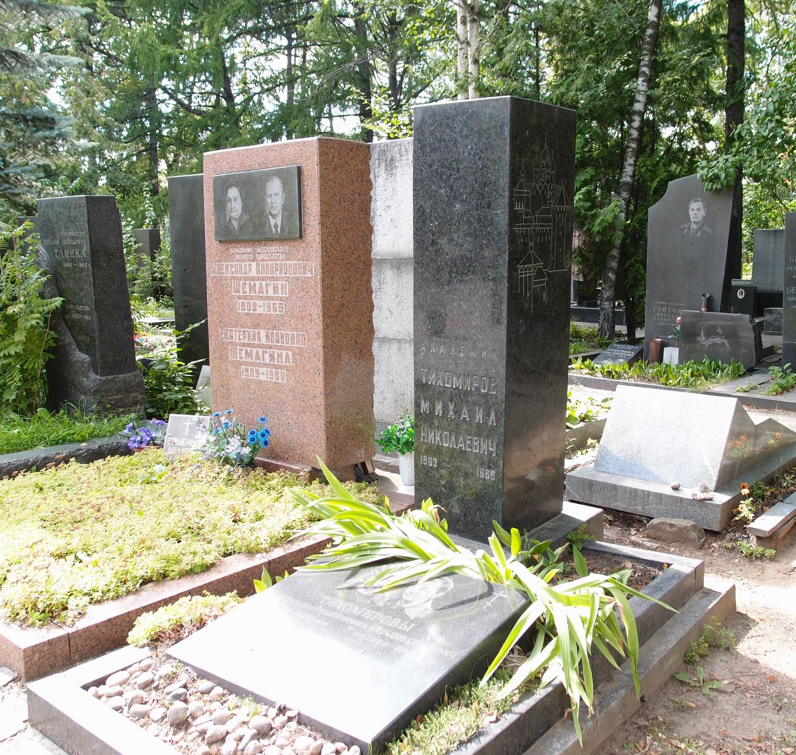 Памятник на могиле Тихомирова М.Н. (1893–1965), на Новодевичьем кладбище (6–23–4).