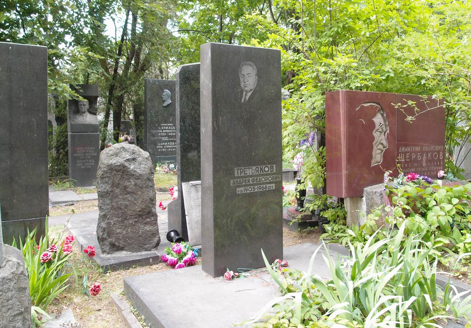 Памятник на могиле Третьякова А.Ф. (1905-1966), ск. Г.Постников, на Новодевичьем кладбище (6-31-12).