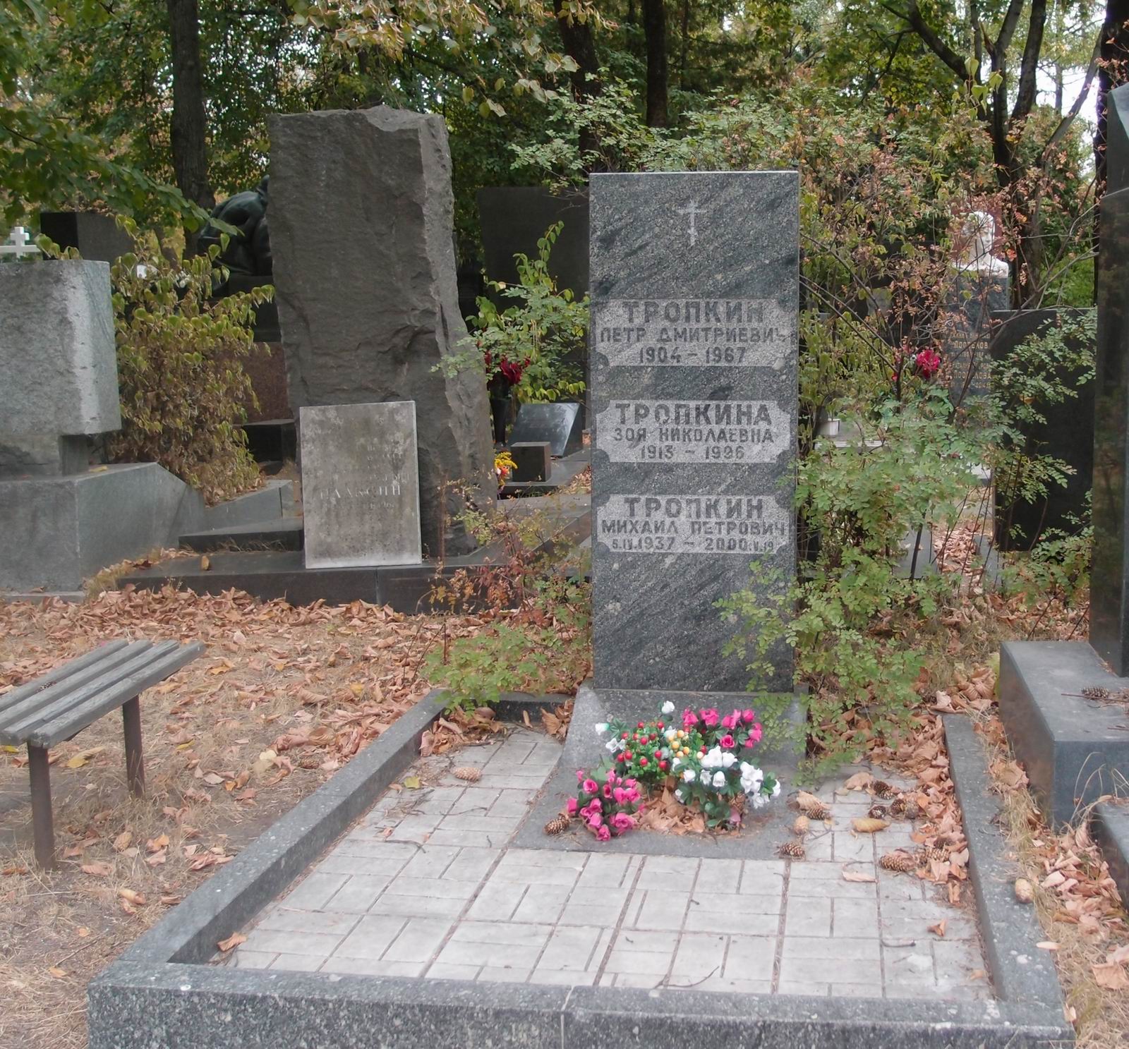 Памятник на могиле Тропкина П.Д. (1904–1967), на Новодевичьем кладбище (6–40–3).
