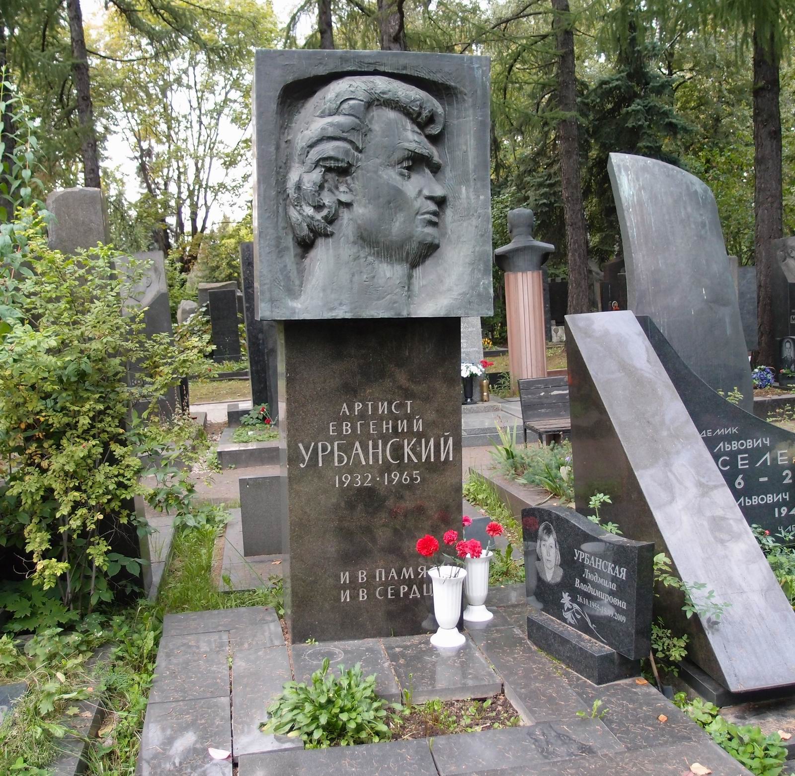 Памятник на могиле Урбанского Е.Я. (1932–1965), ск. Н.Никогосян, арх. Т.Никогосян, на Новодевичьем кладбище (6–25–10).