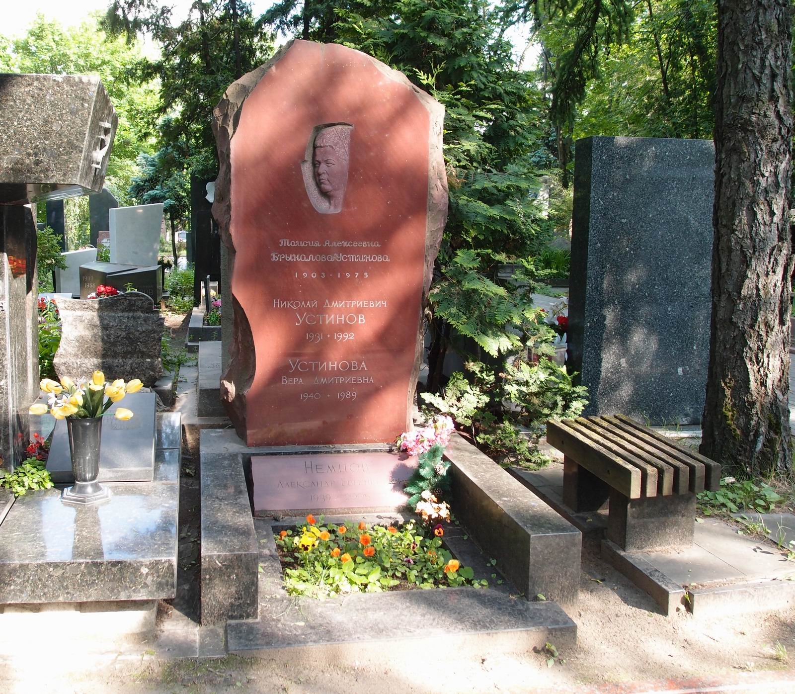 Памятник на могиле Брыкаловой-Устиновой Т.А. (1903–1975) и Устинова Н.Д. (1931–1992), ск. Л.Кербель, на Новодевичьем кладбище (6–28–9).