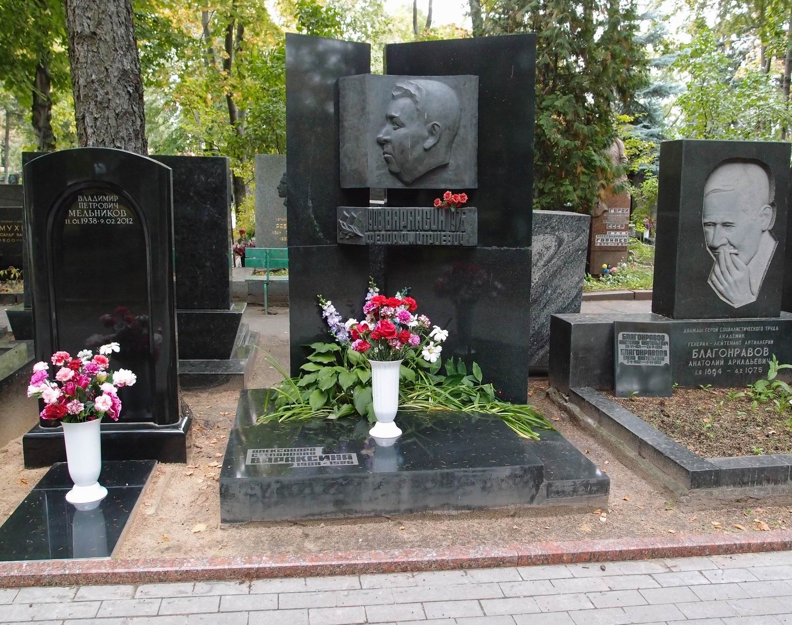 Памятник на могиле Вараксина Ф.Д. (1908-1975), на Новодевичьем кладбище (6-28-2).