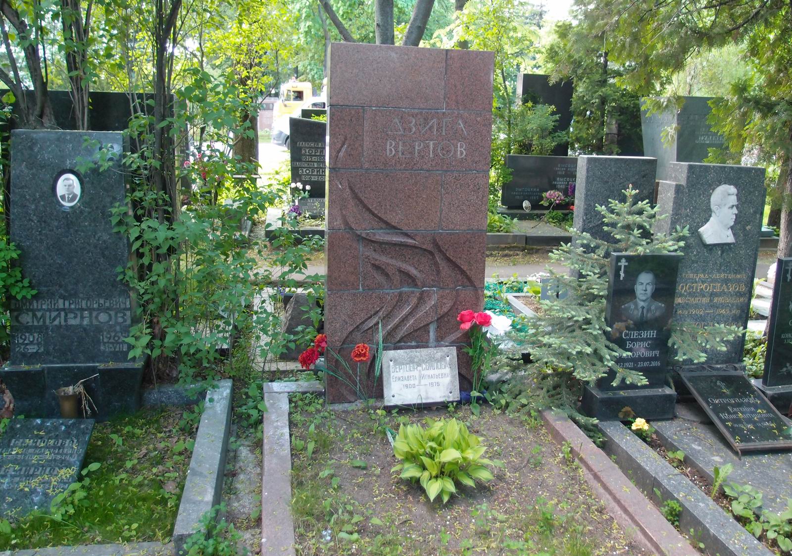 Памятник на могиле Вертова Дзиги (1896–1954), по проекту худ. И.Нижника, на Новодевичьем кладбище (6–19–4).
