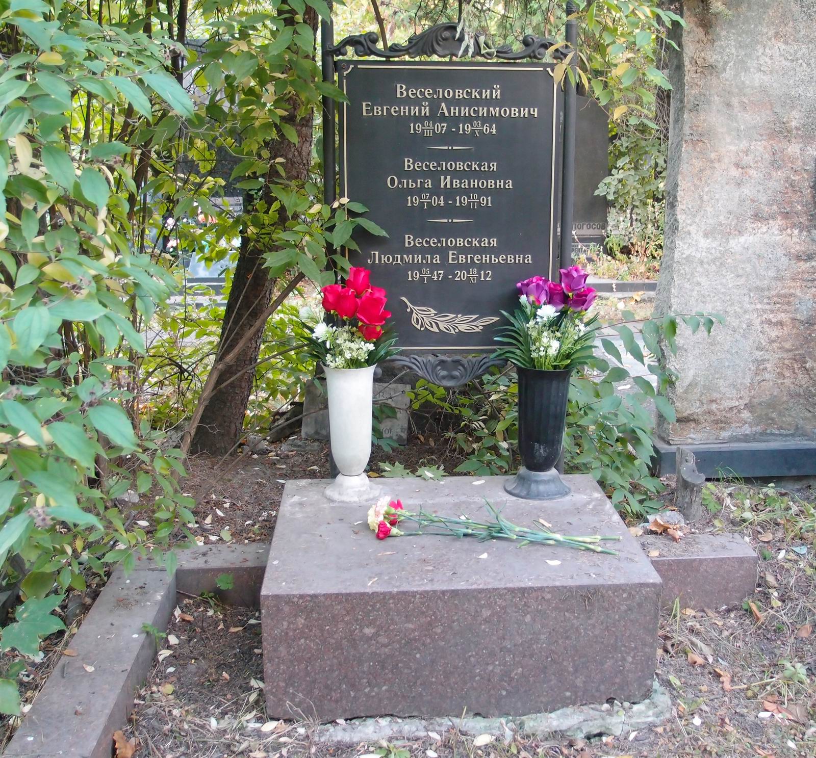 Памятник на могиле Веселовского Е.А. (1907–1964), на Новодевичьем кладбище (6–11–9).