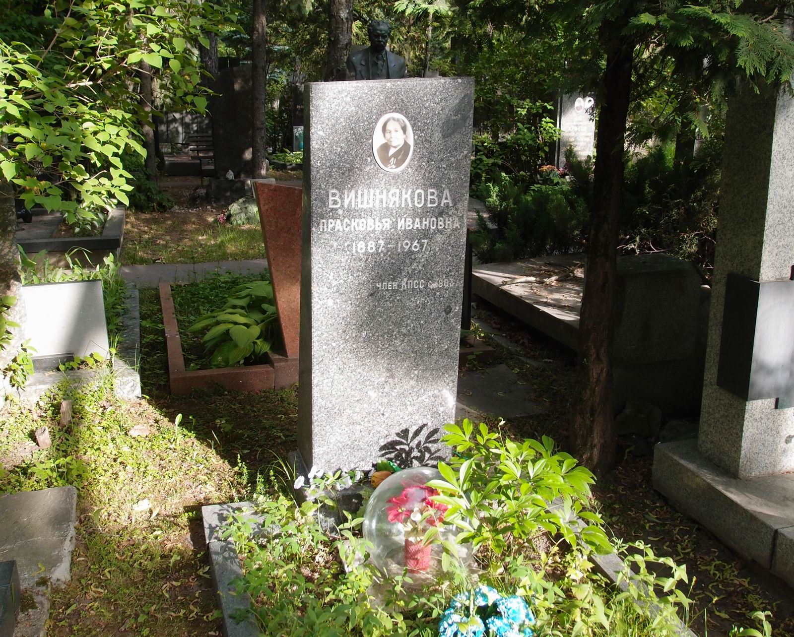 Памятник на могиле Вишняковой П.И. (1887–1967), на Новодевичьем кладбище (6–34–5).