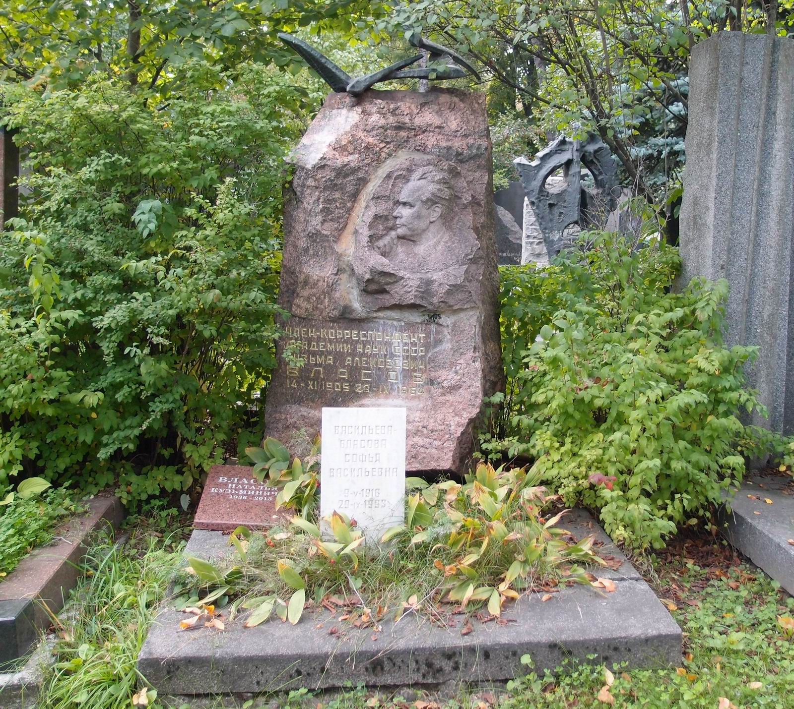 Памятник на могиле Власова К.А. (1905–1964), ск. В.Бобыль, арх. С.Феоктистов, на Новодевичьем кладбище (6–11–3).