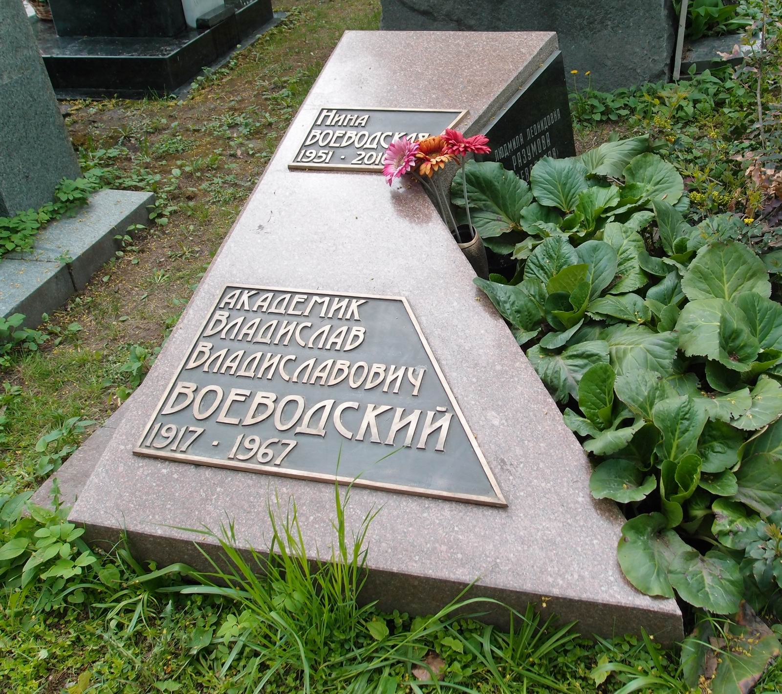 Памятник на могиле Воеводского В.В. (1917–1967), арх. А.Арапов, Ю.Бочаров, на Новодевичьем кладбище (6–37–10).