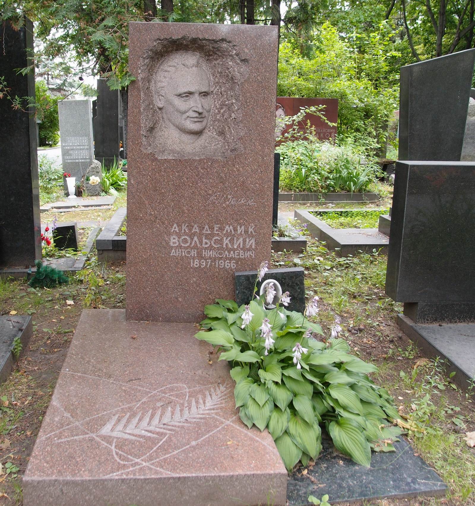 Памятник на могиле Вольского А.Н. (1897–1966), ск. И.Тенета, арх. А.Усачёв, на Новодевичьем кладбище (6–29–12).
