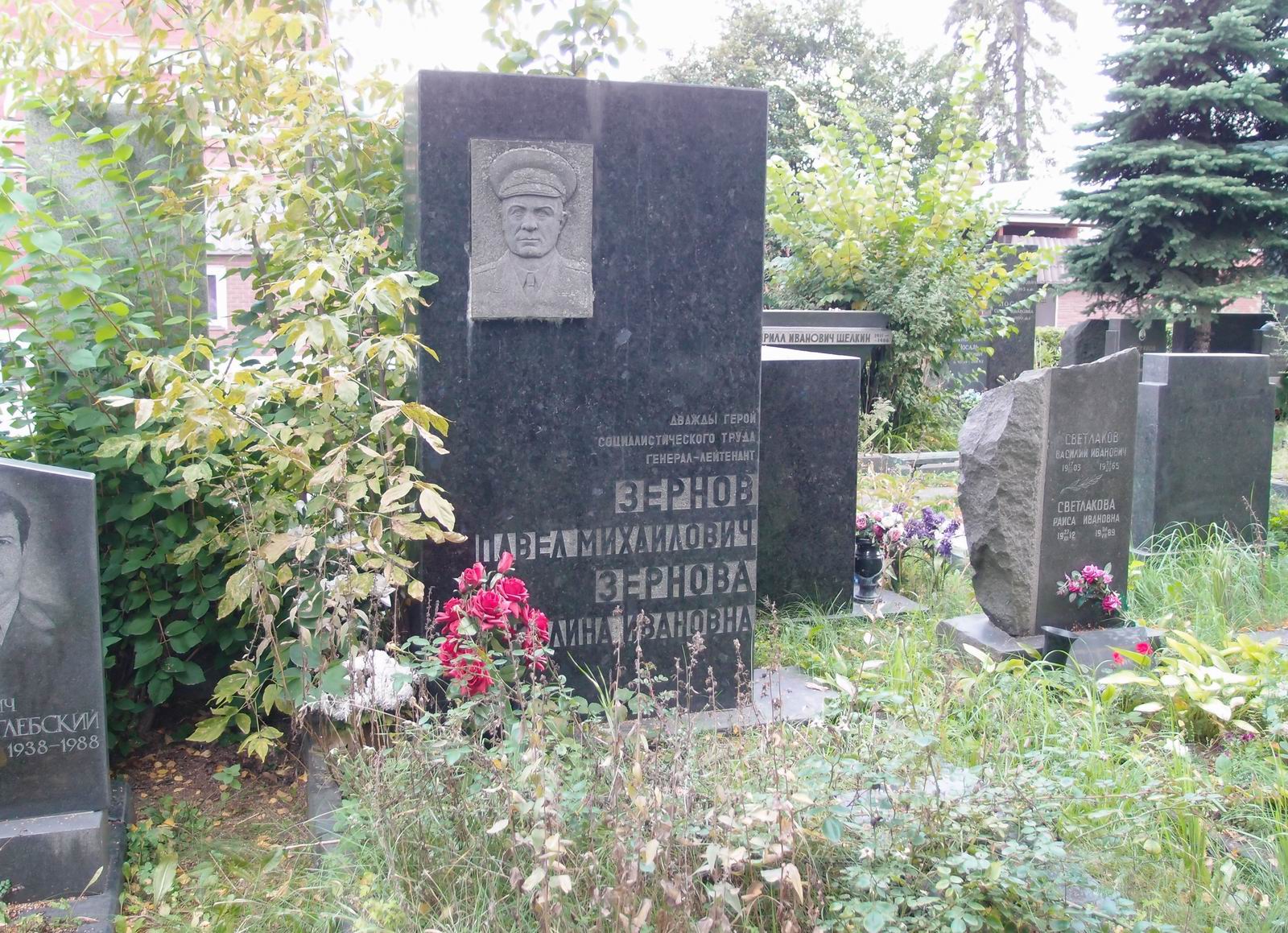 Памятник на могиле Зернова П.М. (1905–1964), ск. И.Исайкин, на Новодевичьем кладбище (6–4–2).